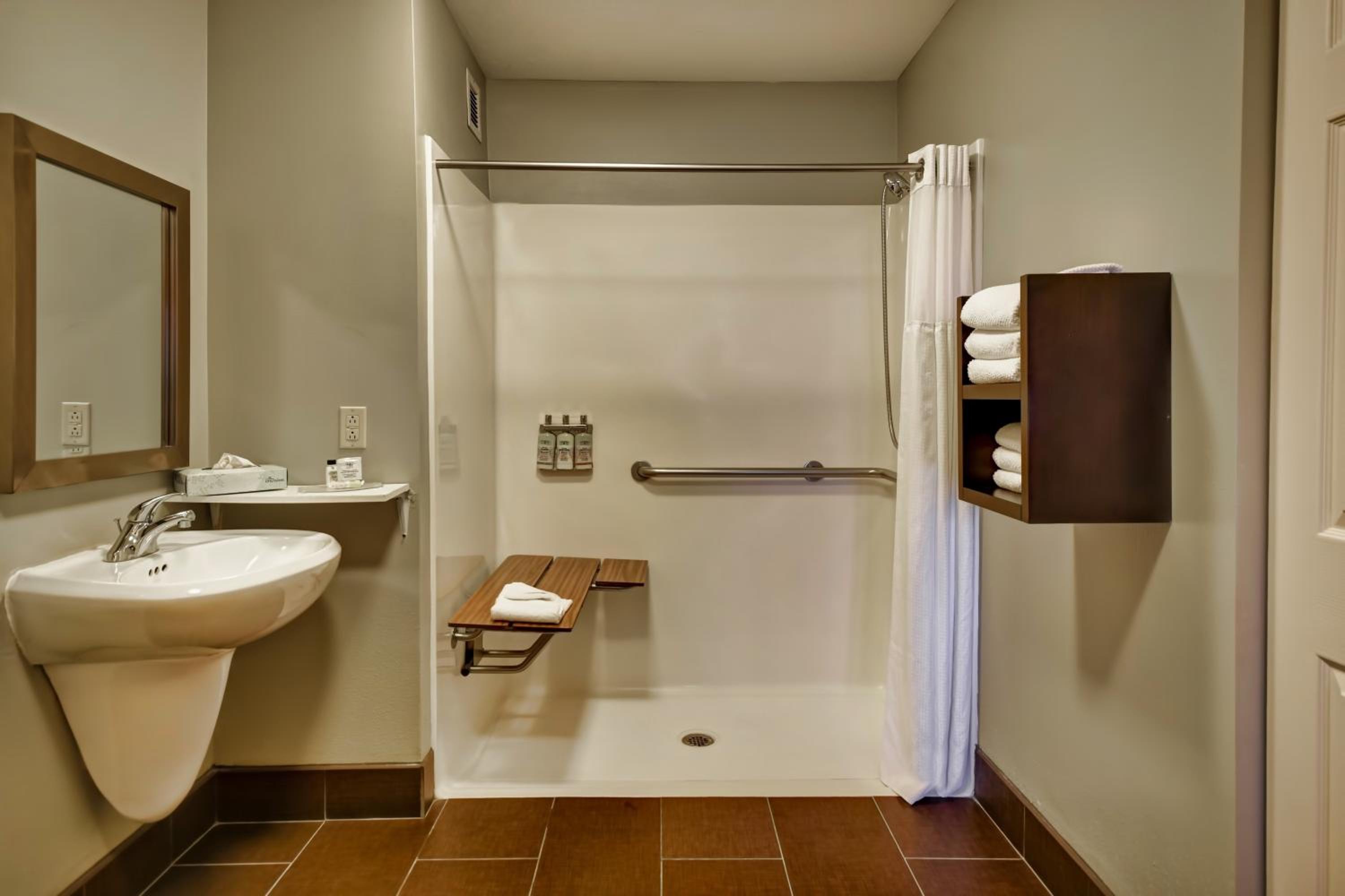Queen Suite - Disability Access/Non-Smoking - Photo 3