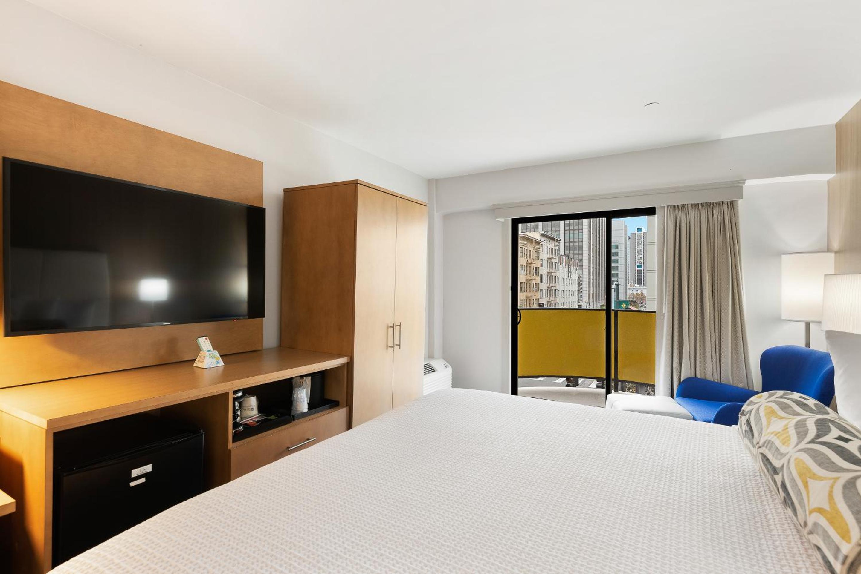 King Room with Sofa Bed and Patio photo 3
