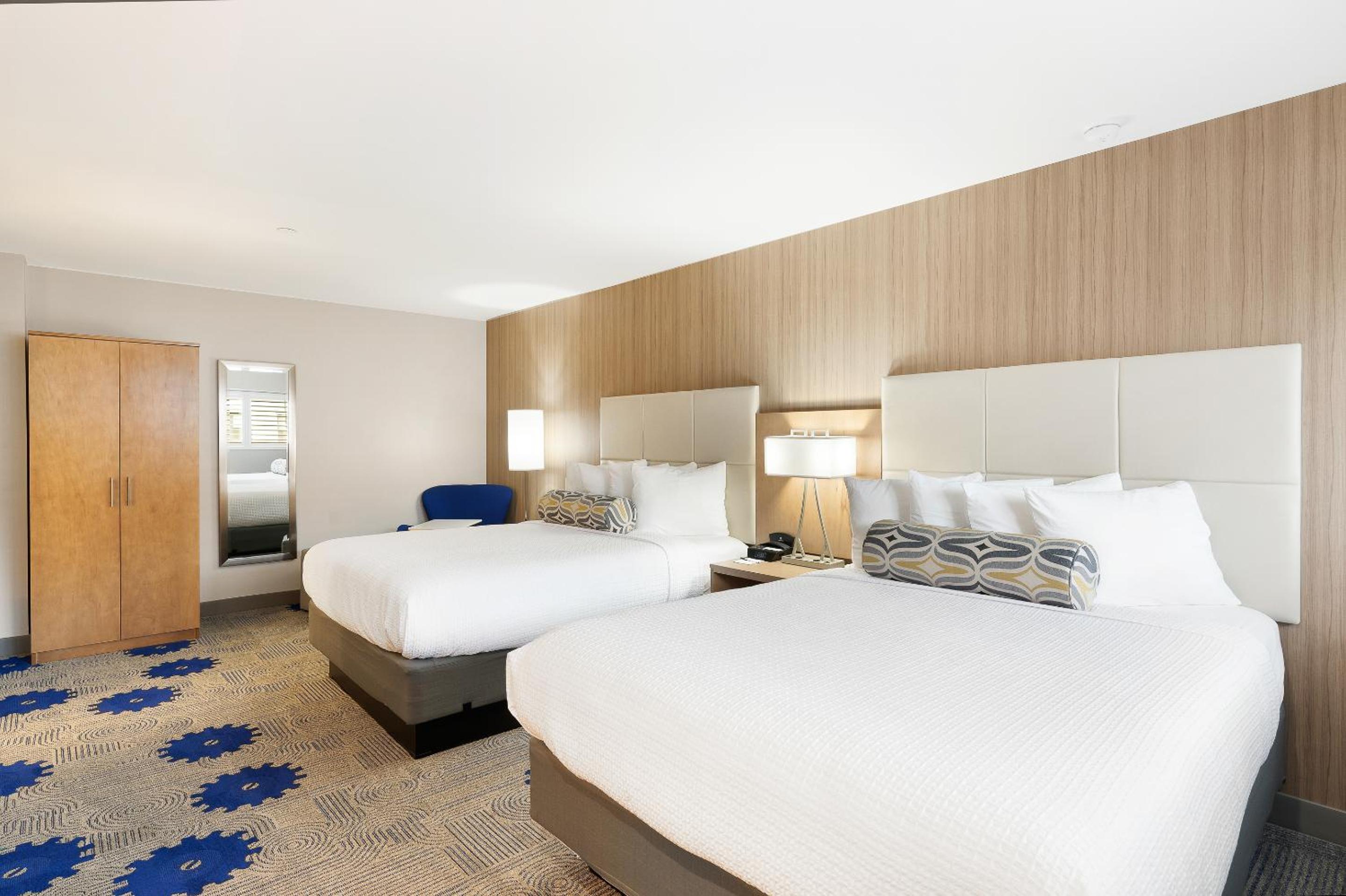Queen Room with Two Queen Beds photo 2