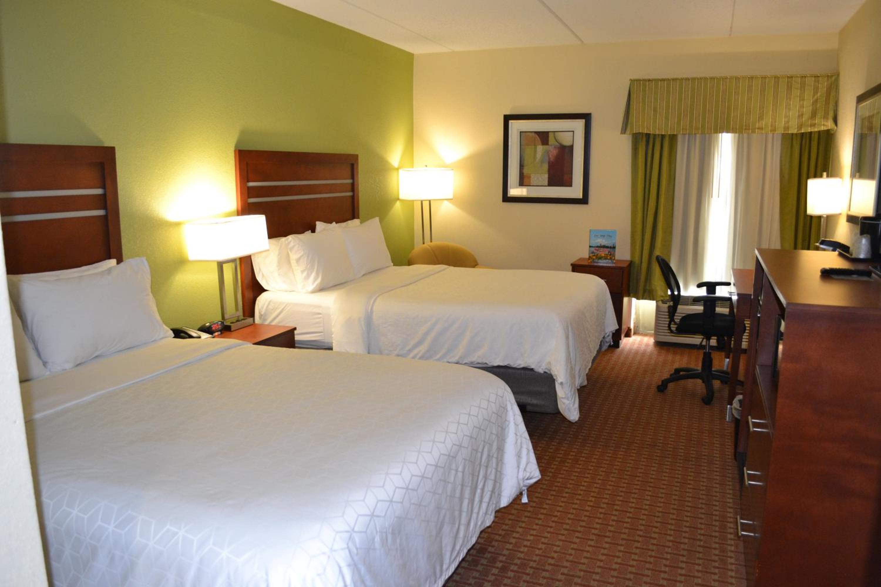 Queen Room with Two Queen Beds - Photo 4