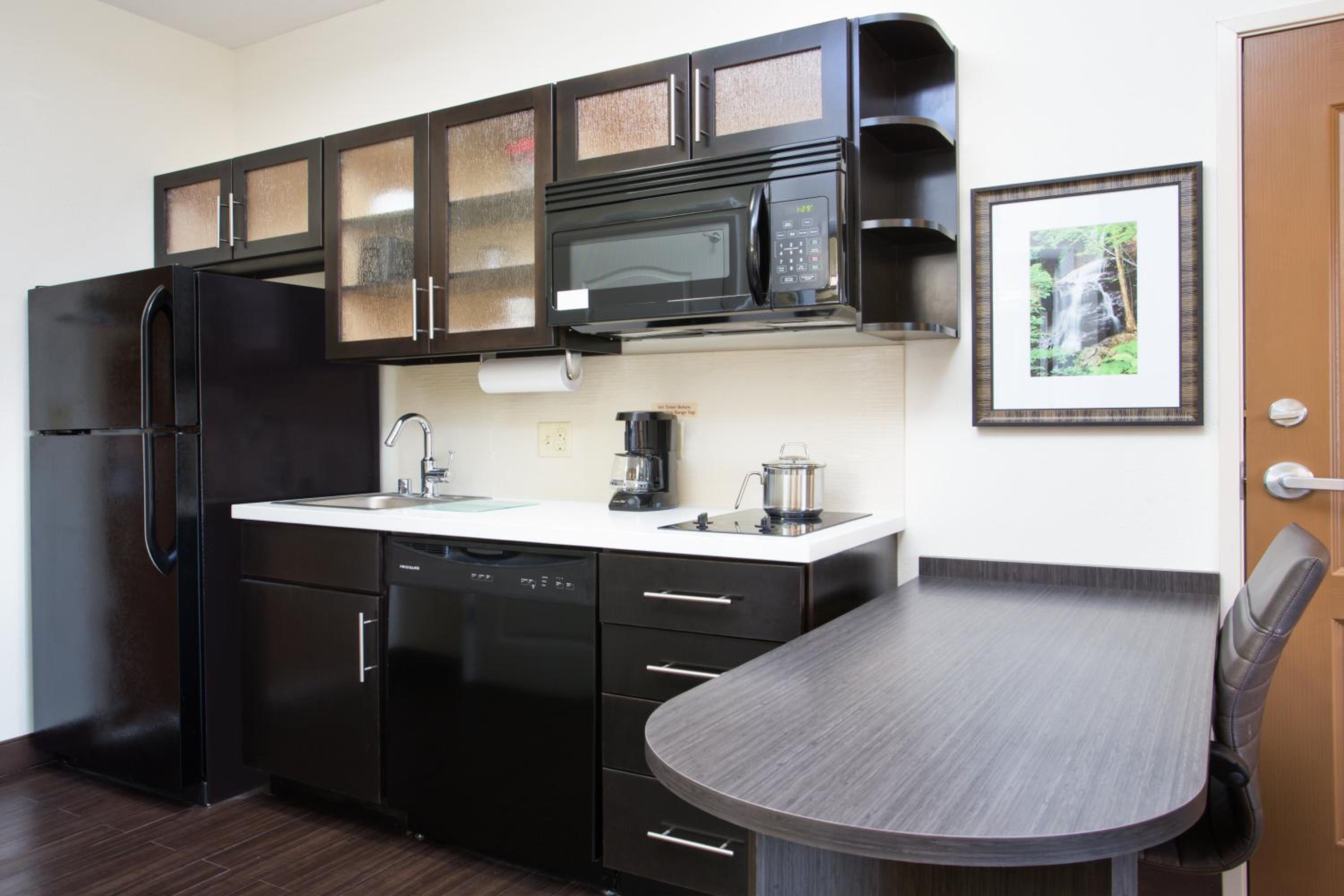 One-Bedroom Suite with Tub - Mobility Accessible photo 2