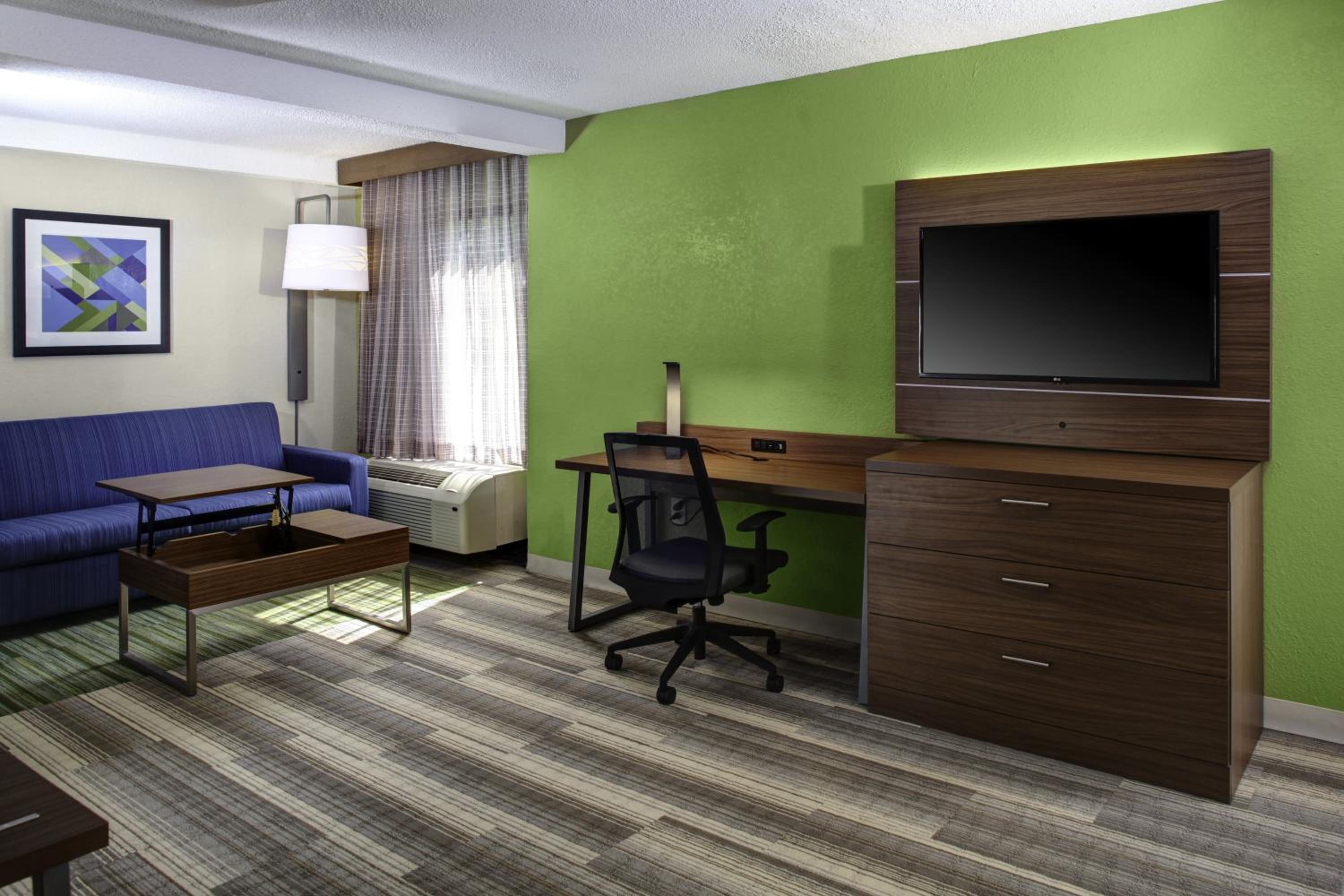 Queen Suite - Non-Smoking - Photo 1