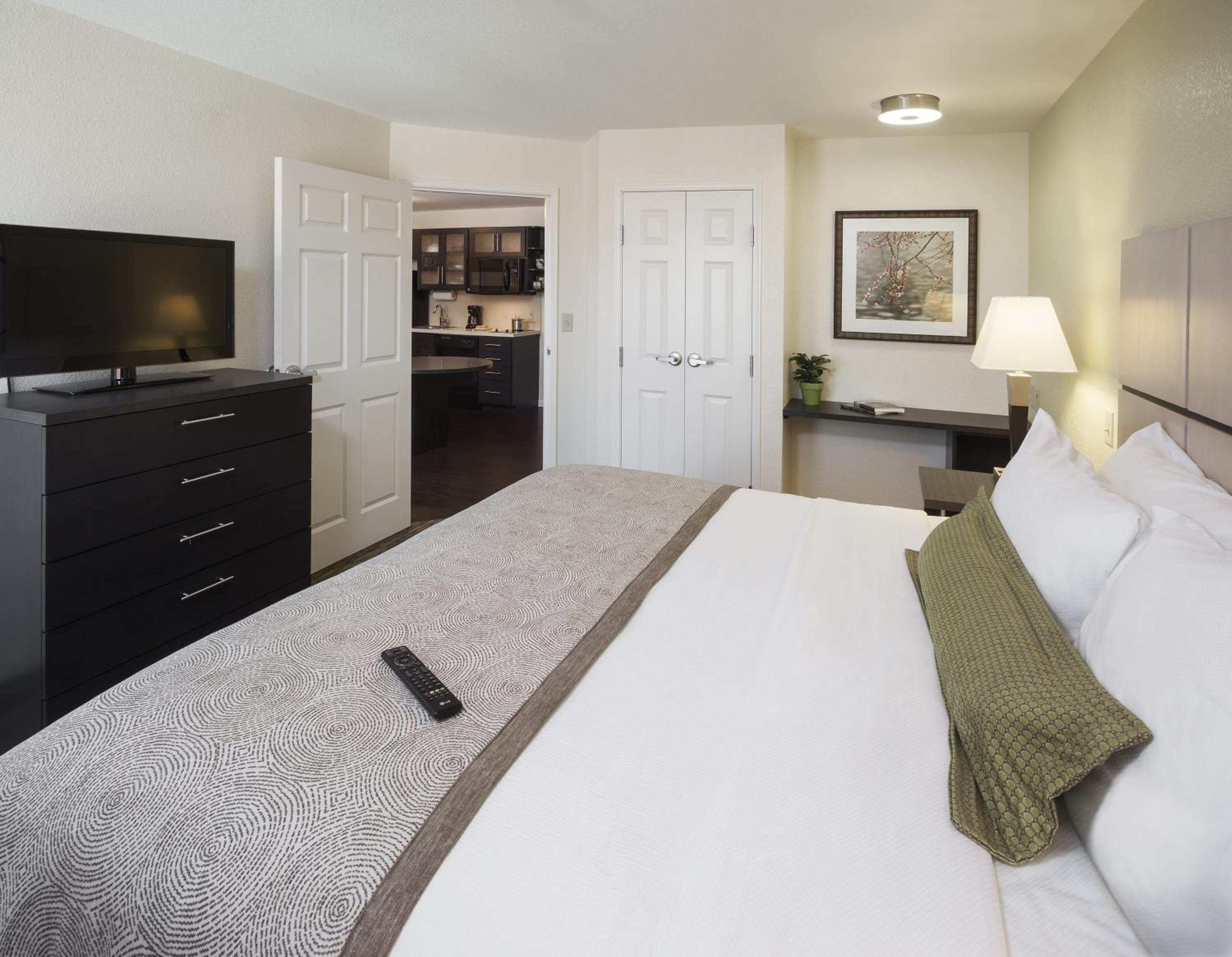 One-Bedroom Suite with Tub - Mobility Accessible photo 1