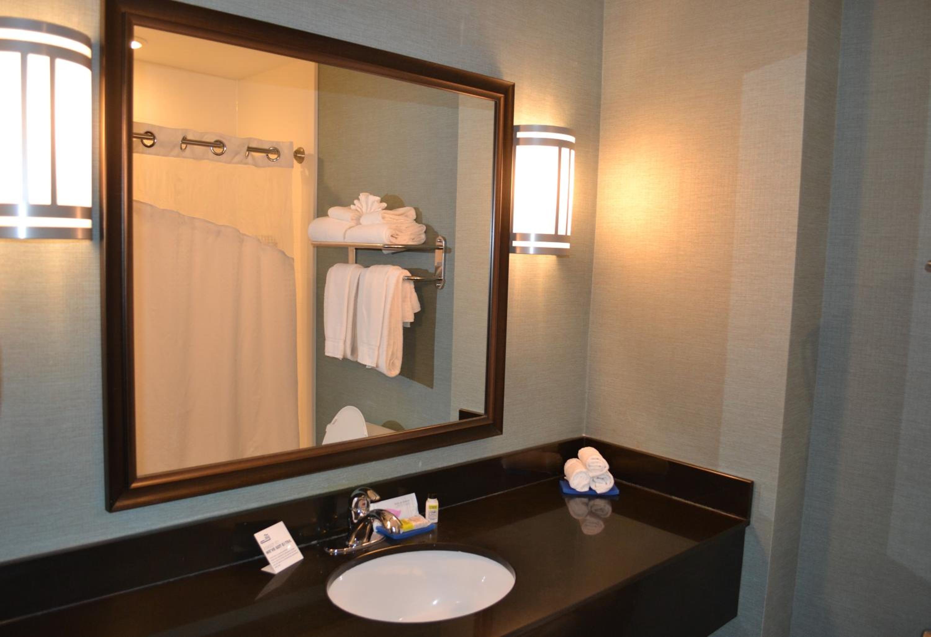 Standard Queen Room with Two Queen Beds - Communications Accessible photo 3