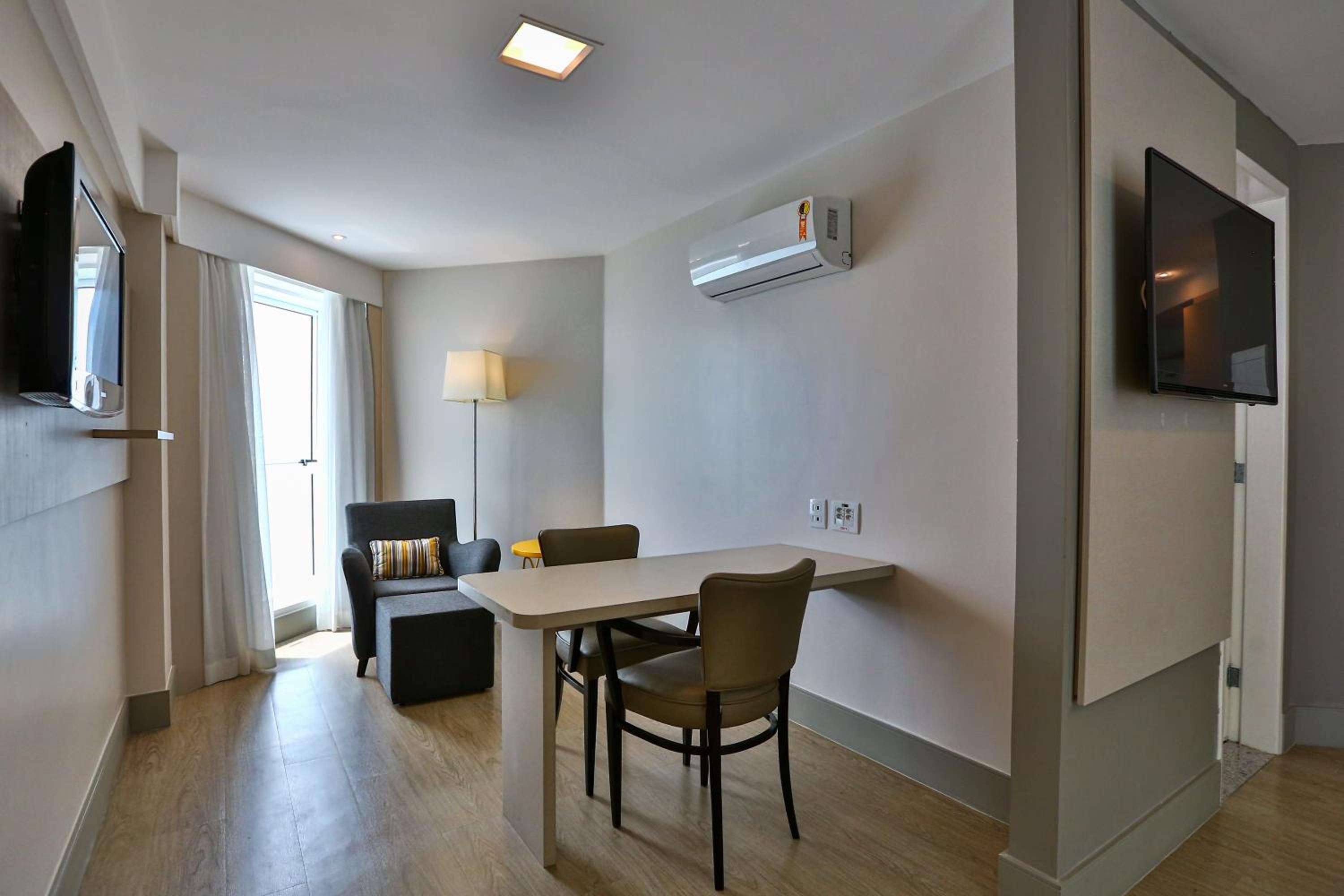 Queen Deluxe Suite