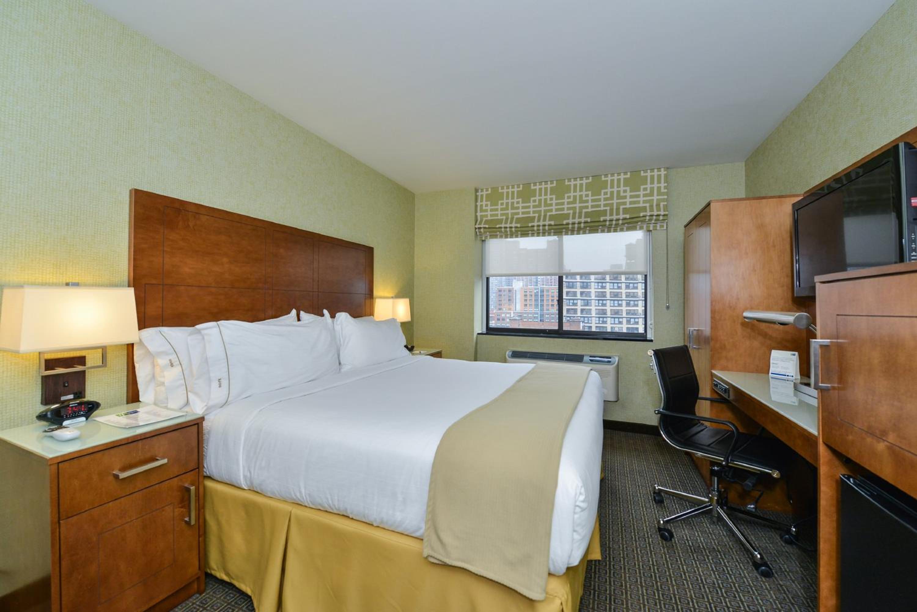 Standard King Room with City View