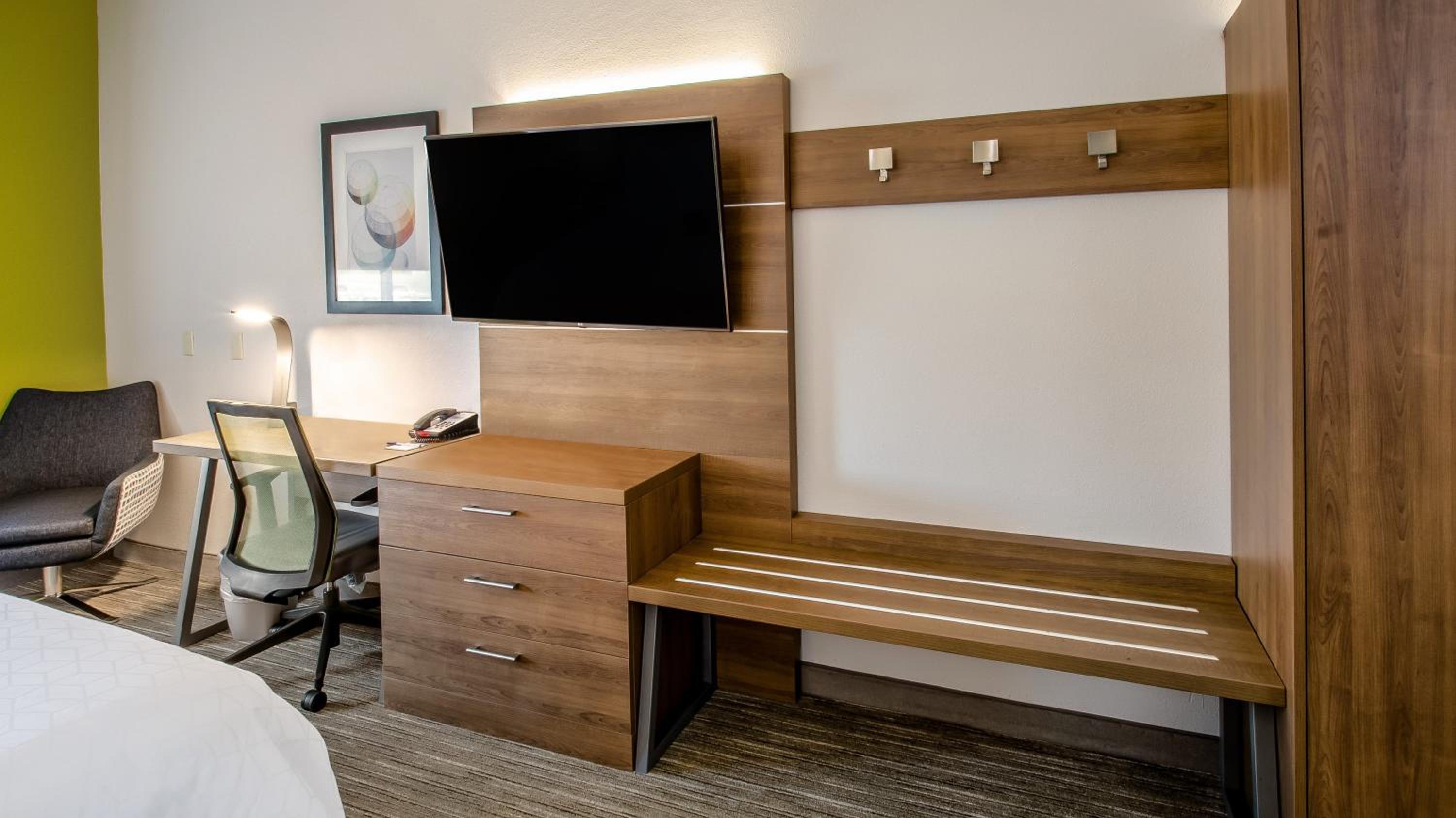 King Suite with Sofa Bed - Non-Smoking - Photo 2