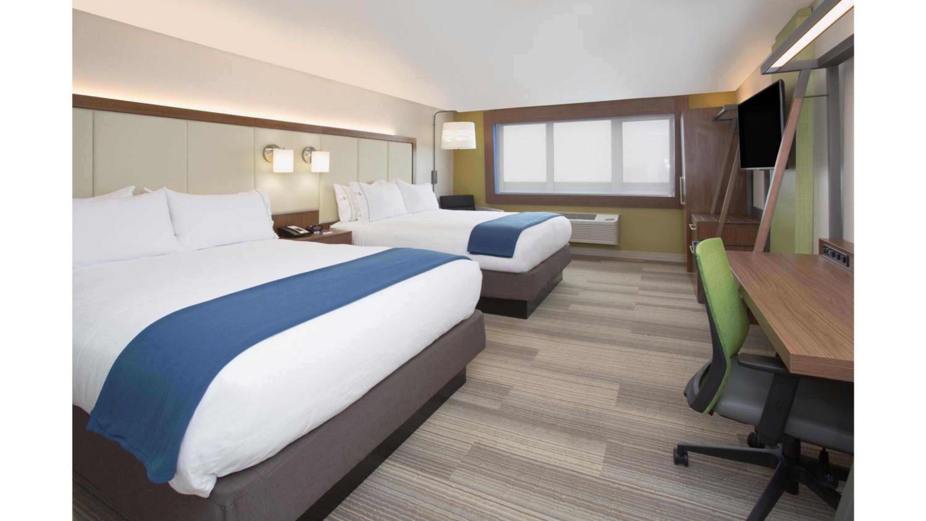 Standard Queen Room with Two Queen Beds - Photo 2