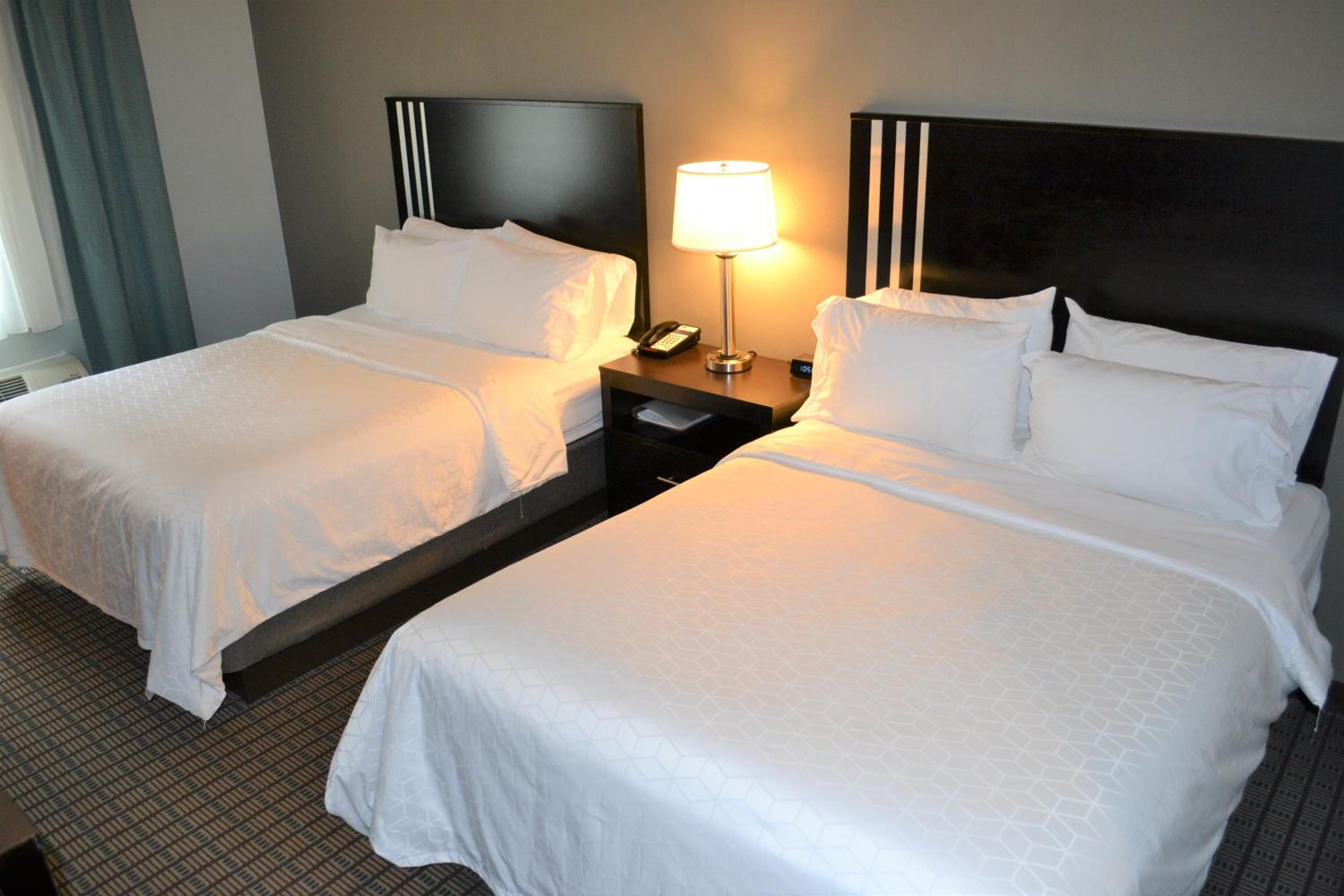 Standard Queen Room with Two Queen Beds - Communications Accessible photo 2