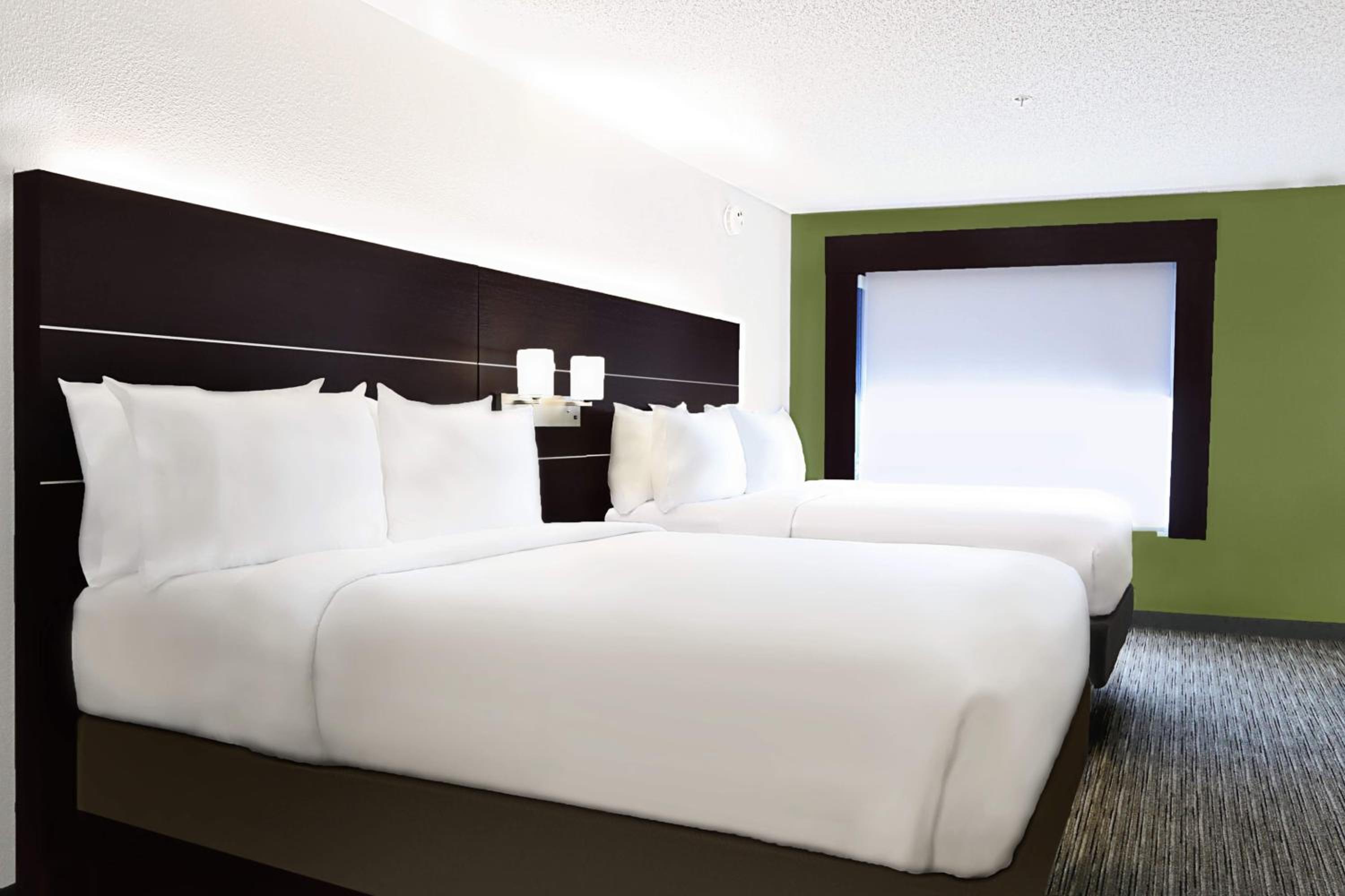 Standard Room with Two Queen Beds - Photo 3