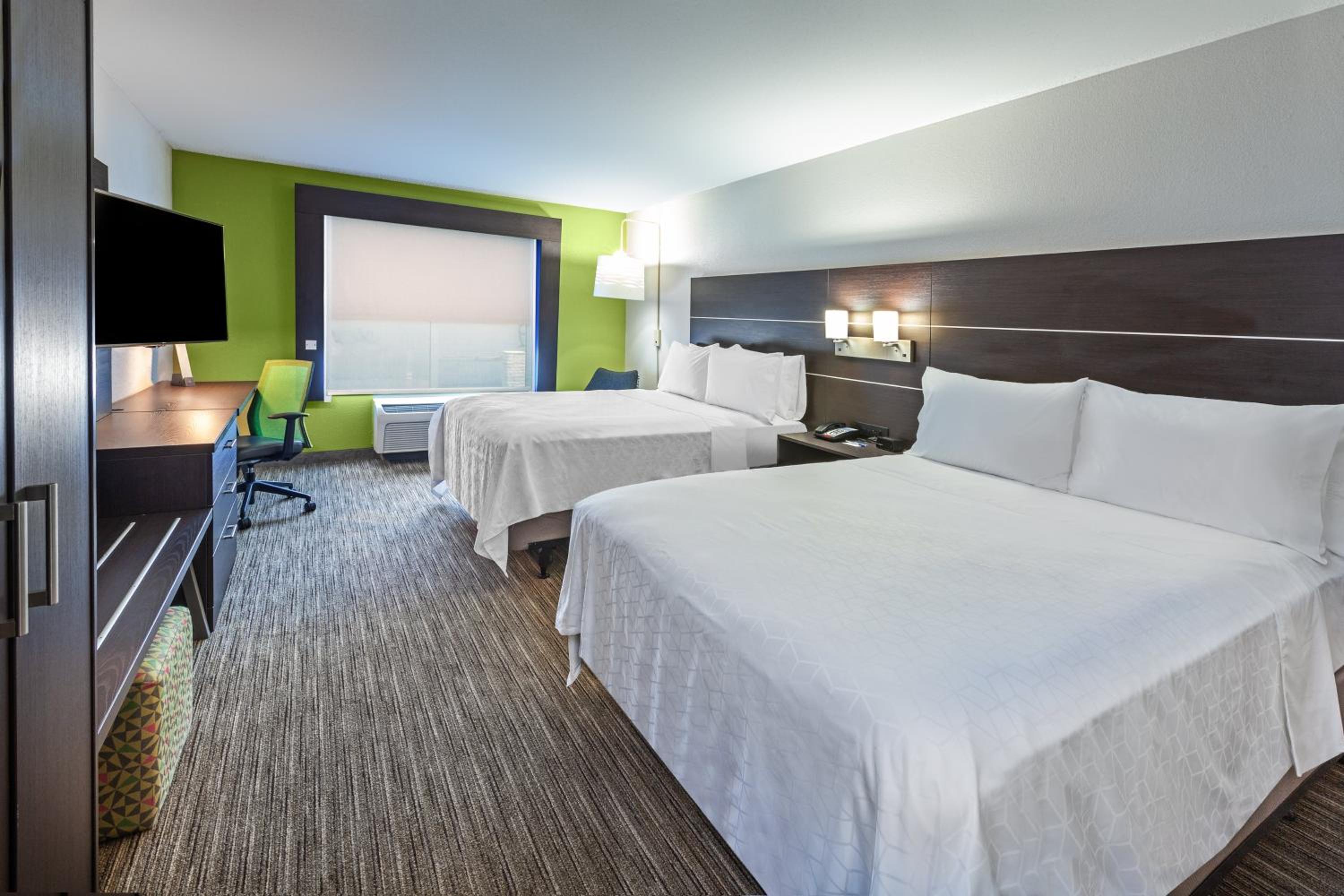 Standard Queen Room with Two Queen Beds and Mobility Accessible Tub - Photo 6