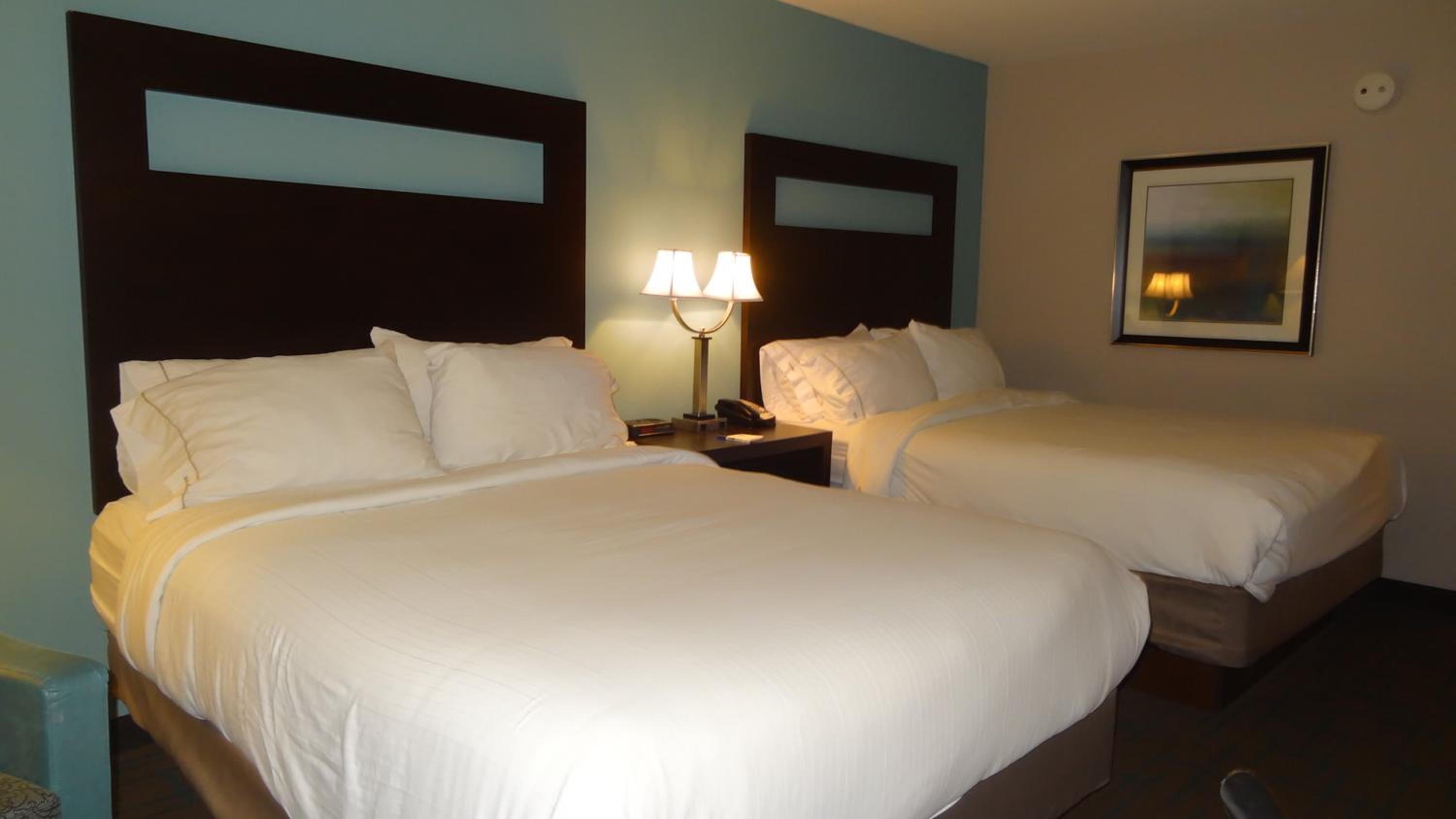 Standard Queen Room with Two Queen Beds - Photo 4