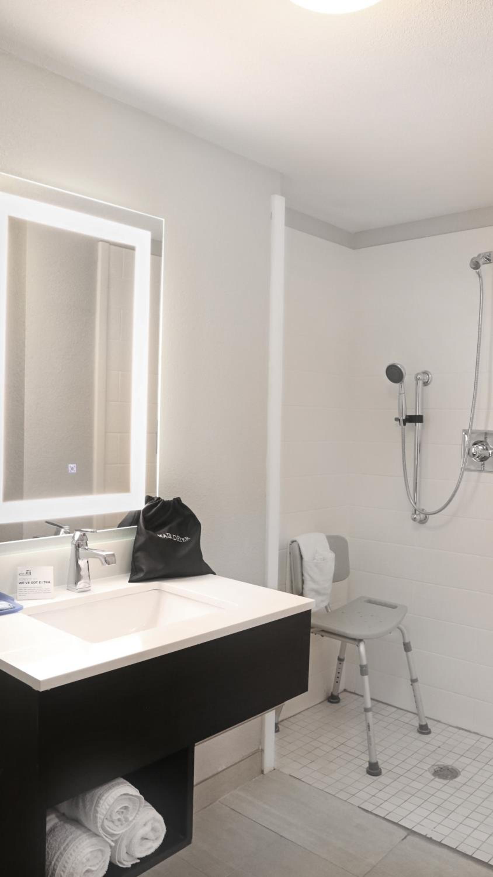 Standard King Room with Roll-in Shower - Mobility Accessible - Photo 5