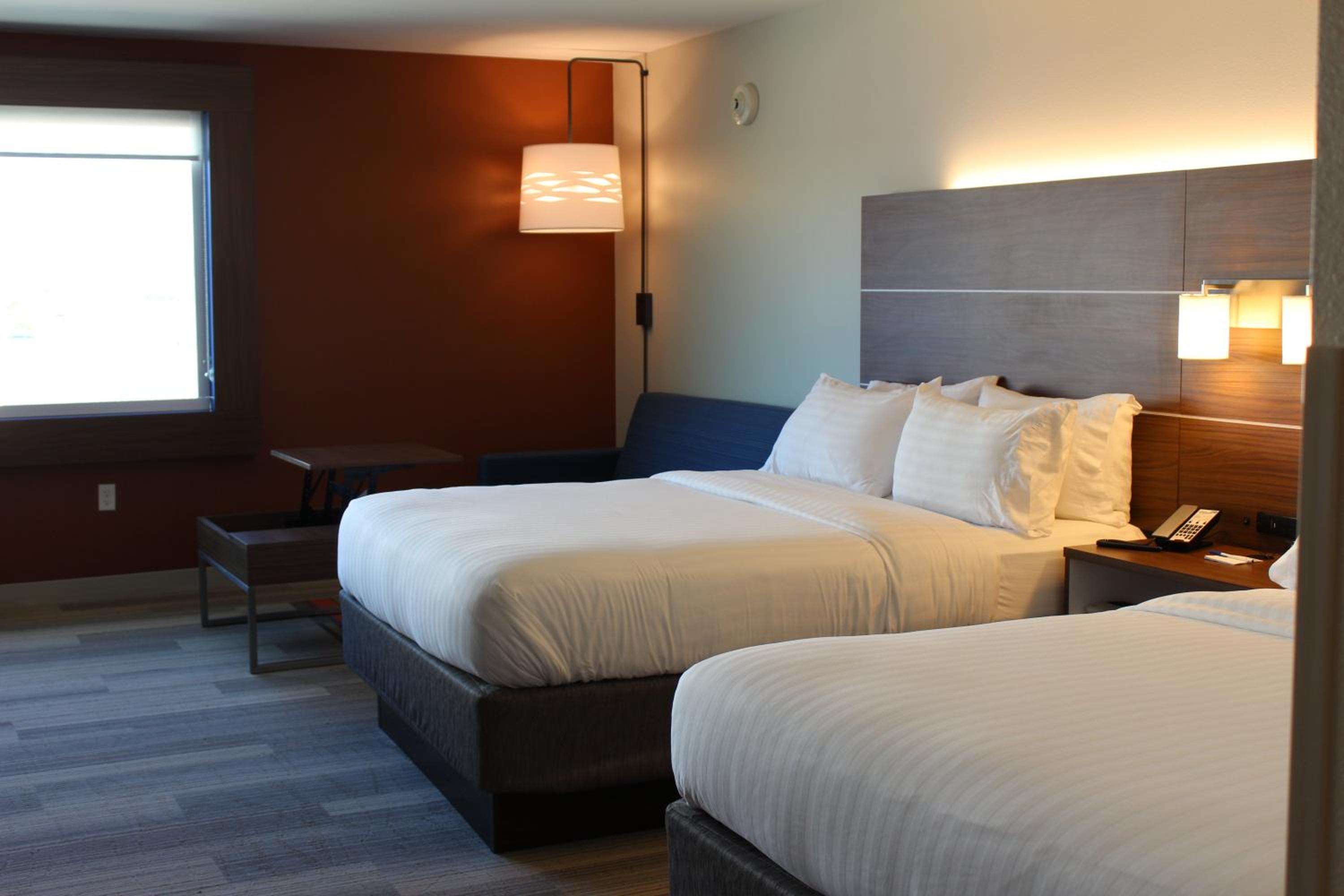 Queen Suite with Two Queen Beds photo 1