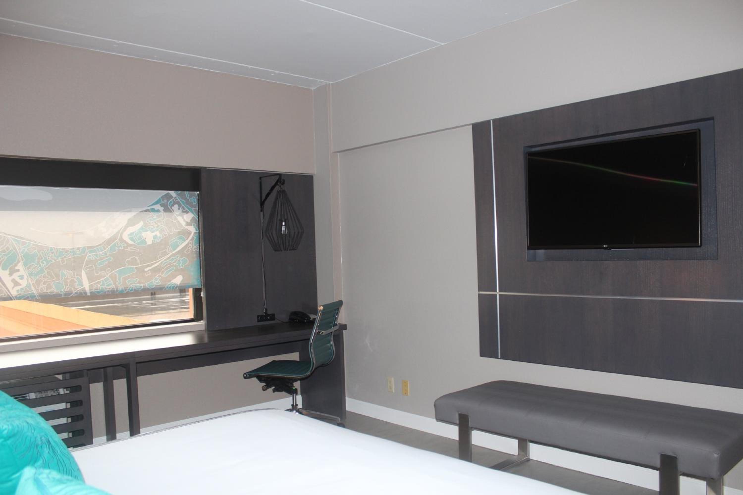 Standard King Room with Walk In Shower and City View - Photo 6