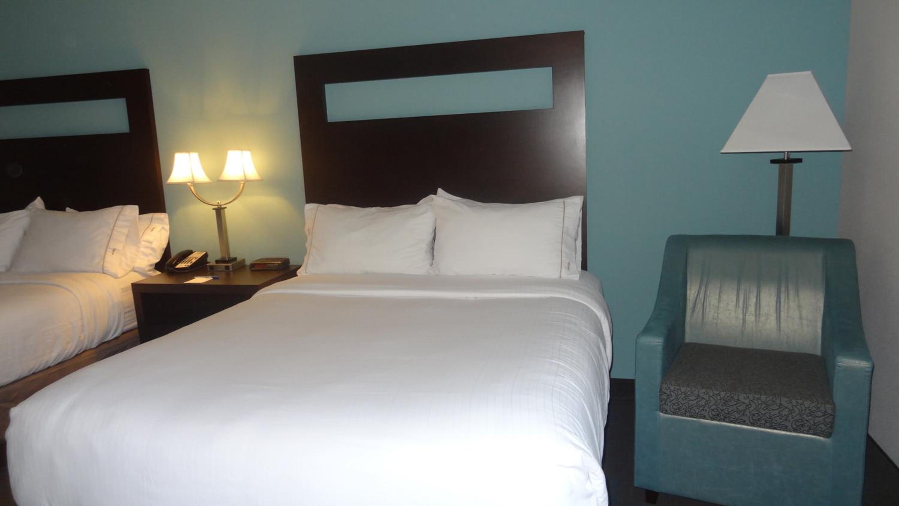 Standard Queen Room with Two Queen Beds - Photo 7