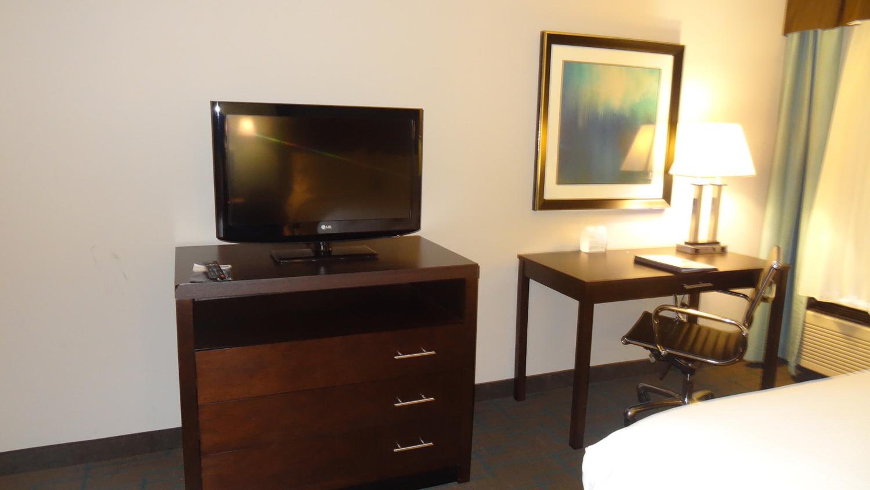 Standard King Room - Photo 5