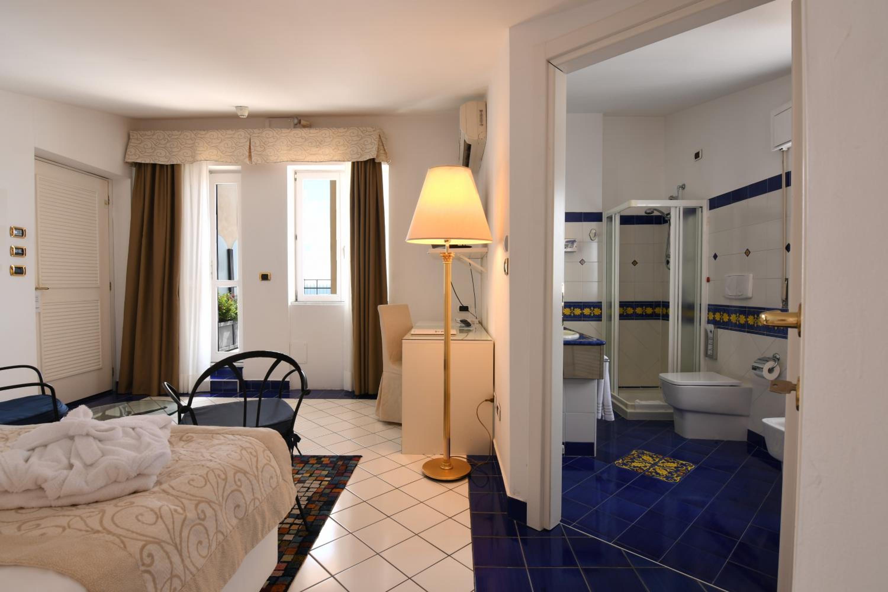 Deluxe King Room with Sea View - Photo 2