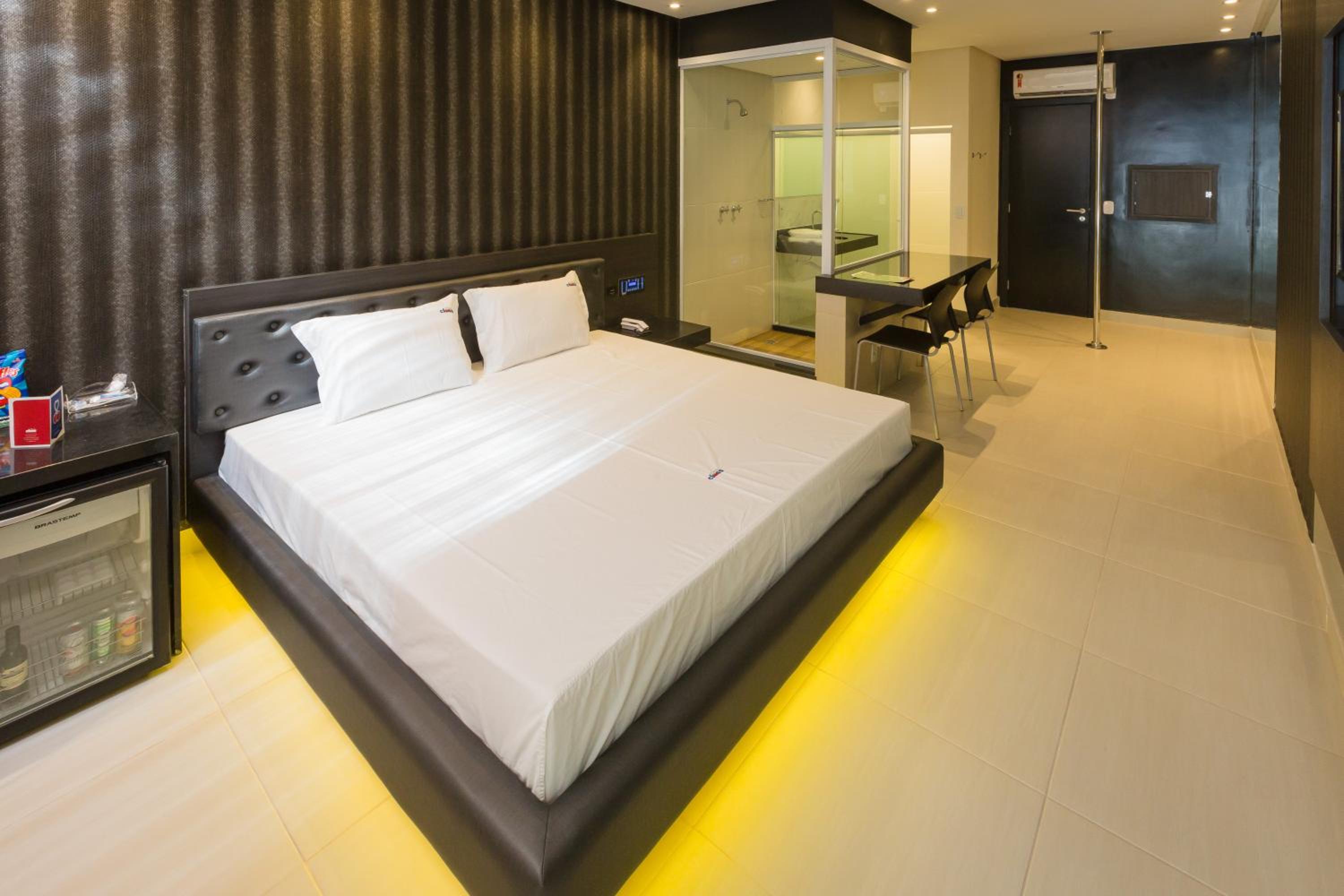 Standard Suite - Photo 2