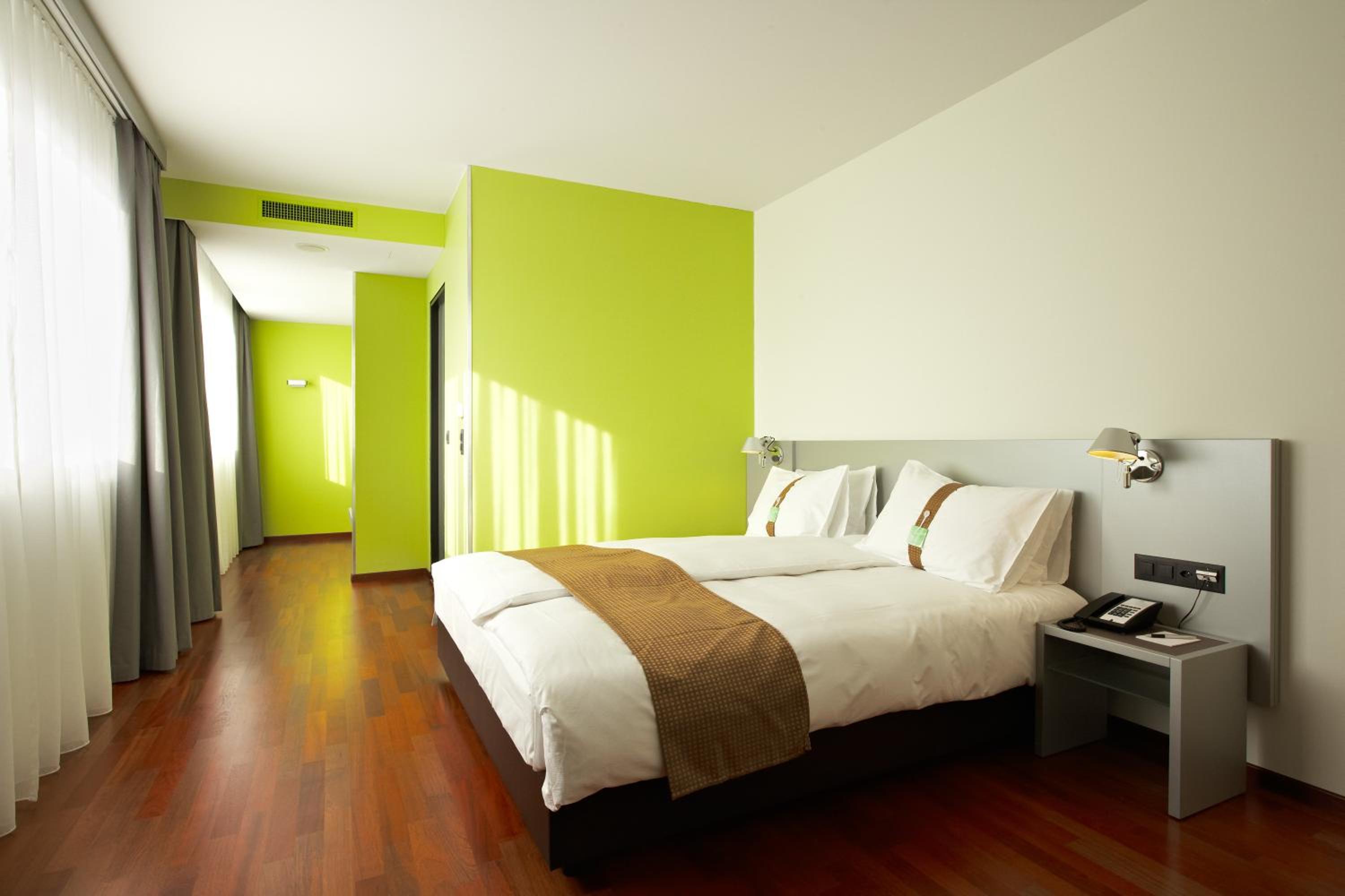 Premium Corner King Room - Photo 8