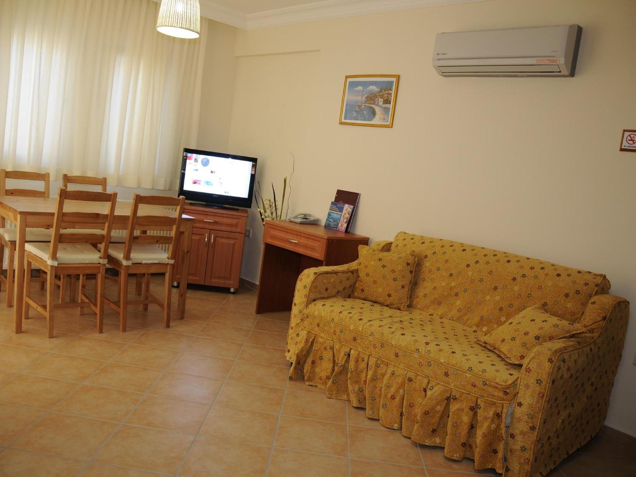 Deluxe One-Bedroom Apartment photo 1