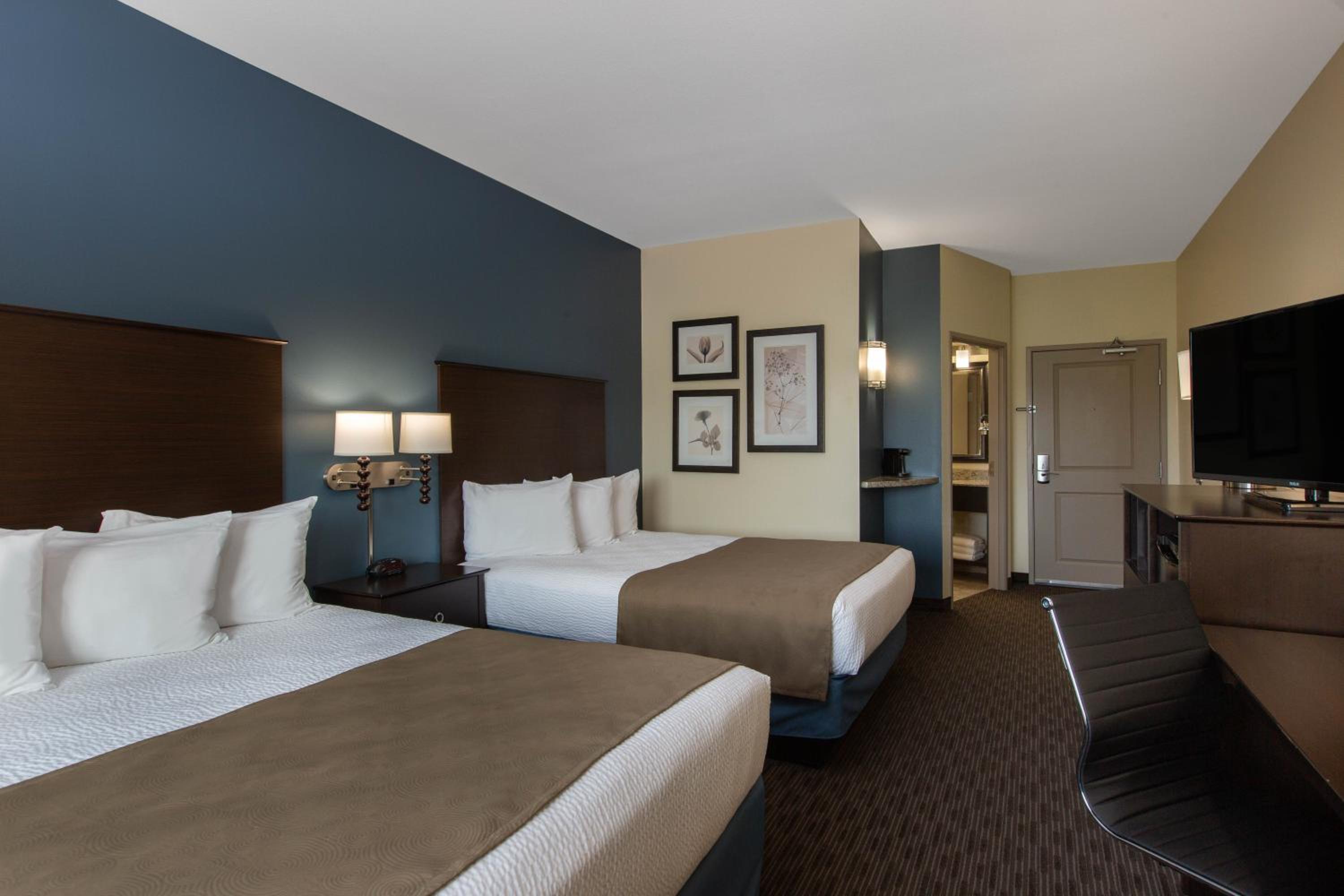 Queen Room with Two Queen Beds - Non-Smoking - Photo 3