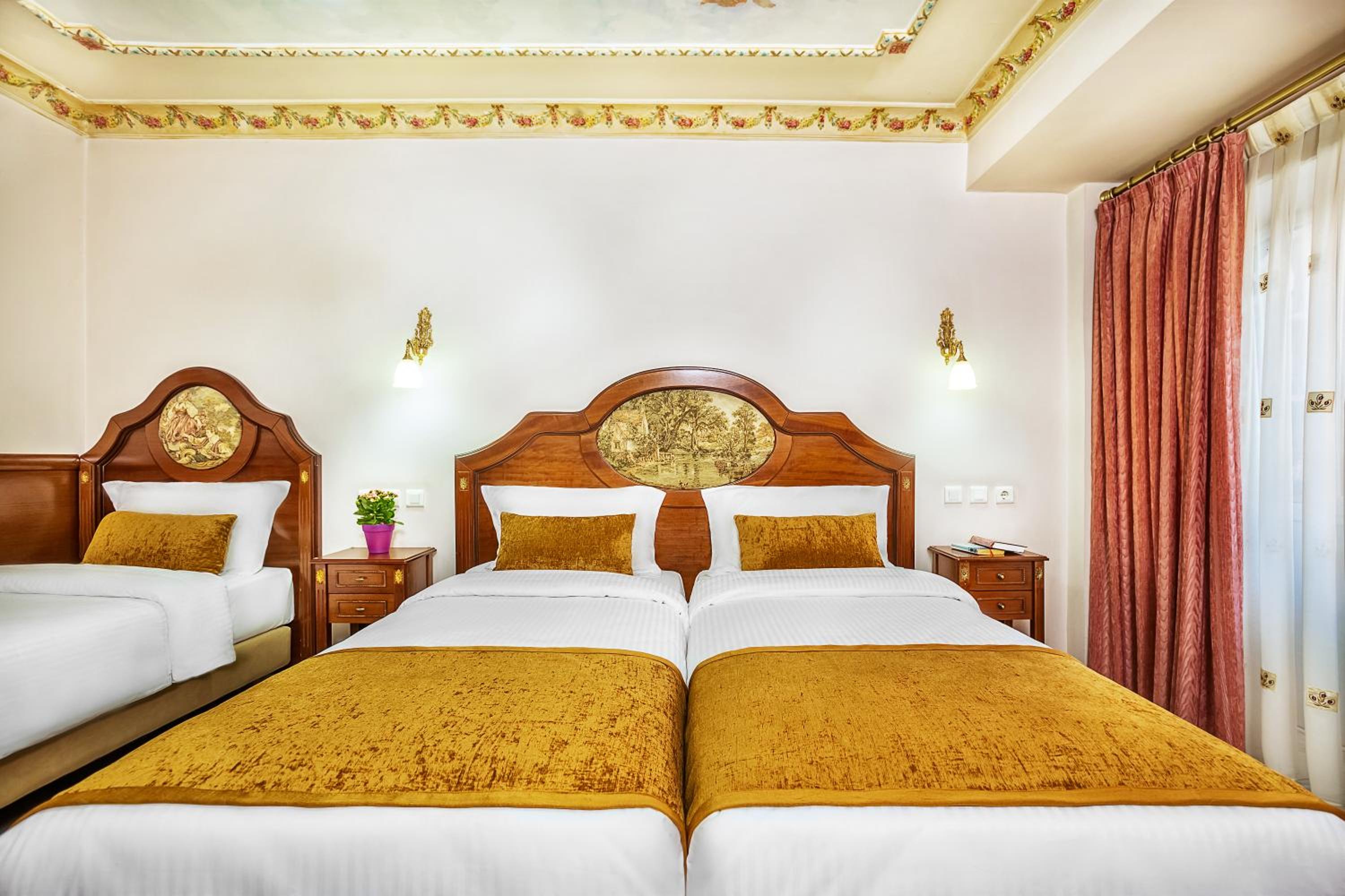 Standard Triple (King+Single Bed) City View photo 3