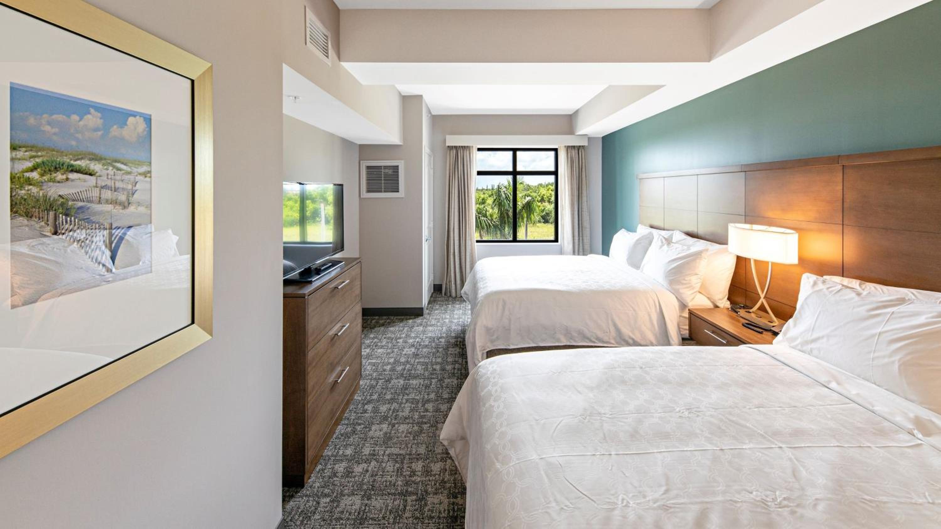 One-Bedroom Queen Suite - Photo 2