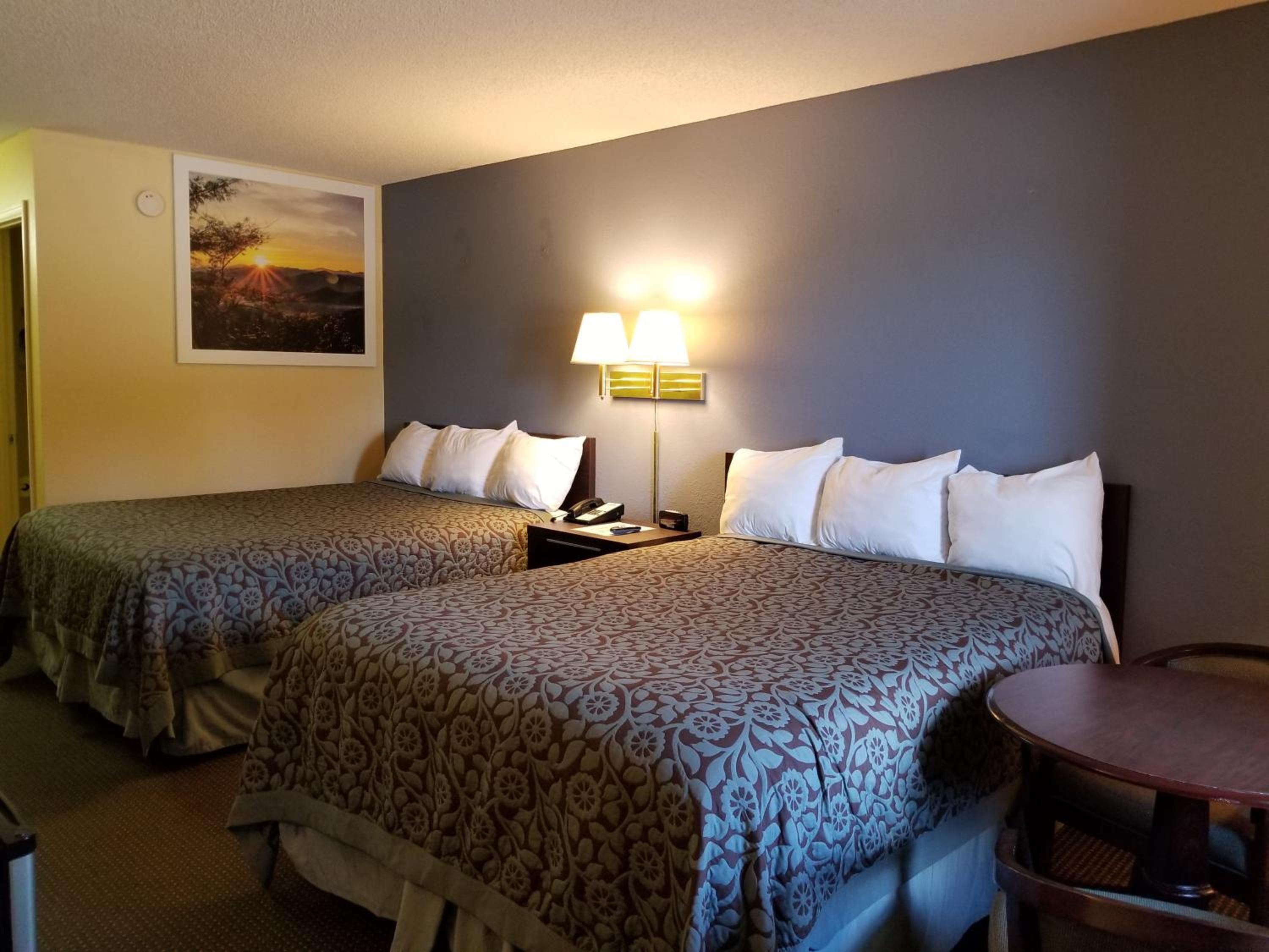 Queen Room with Two Queen Beds - Non-Smoking photo 2
