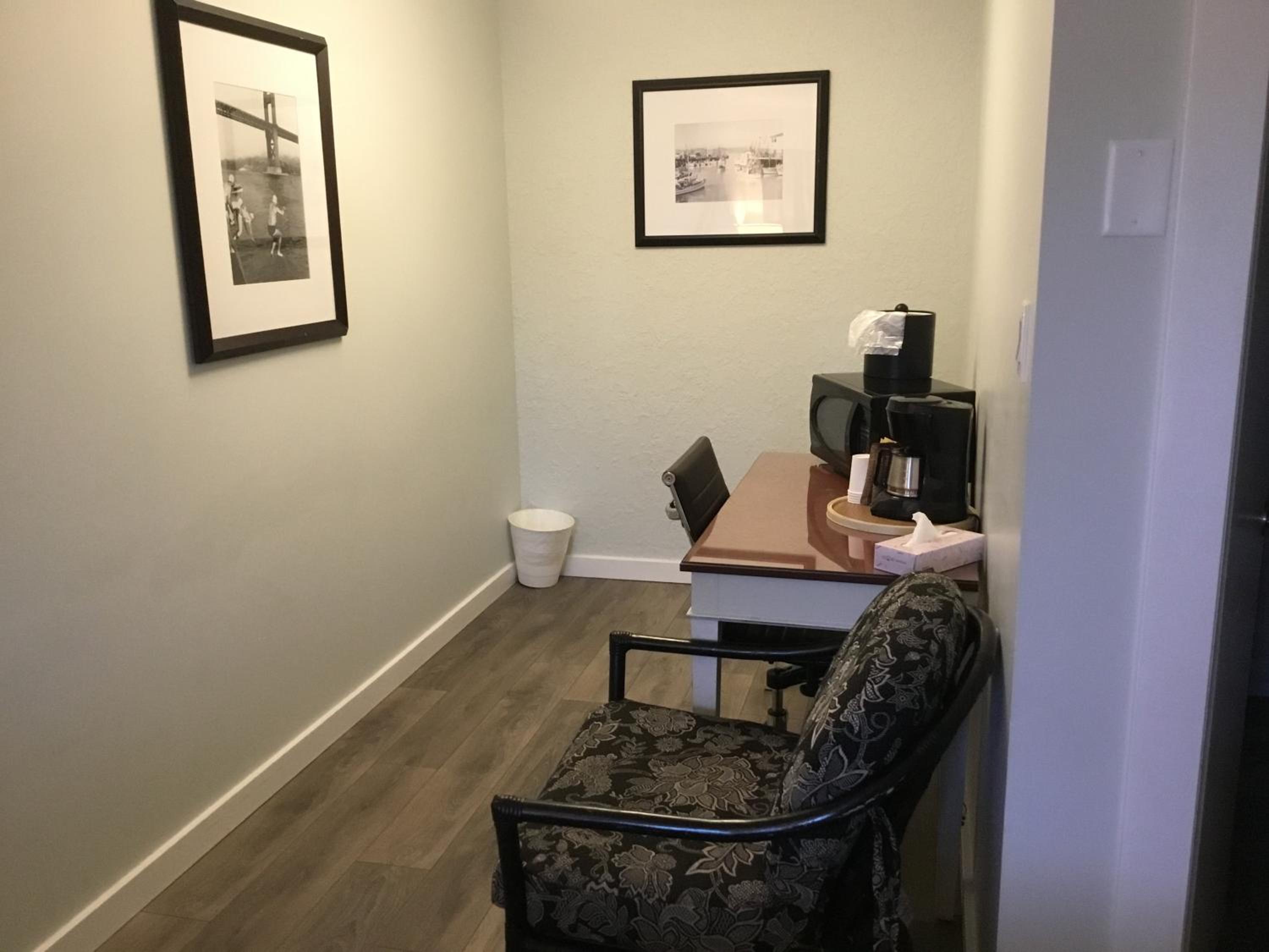 Standard King Room photo 3
