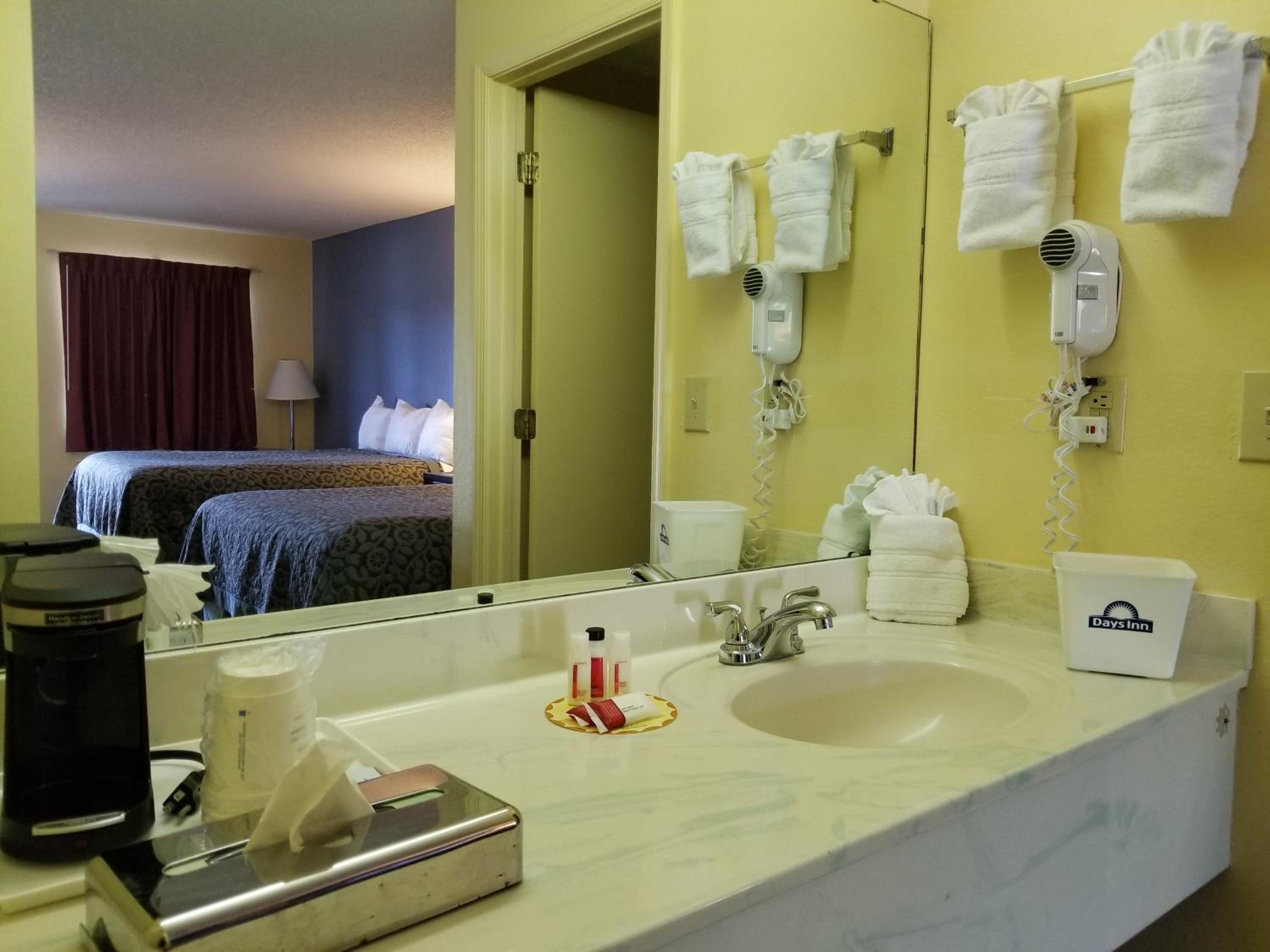 Queen Room with Two Queen Beds - Non-Smoking photo 3