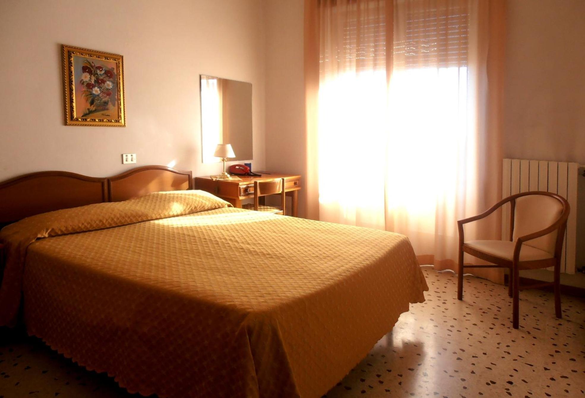 Standard Double or Twin Room - Photo 8