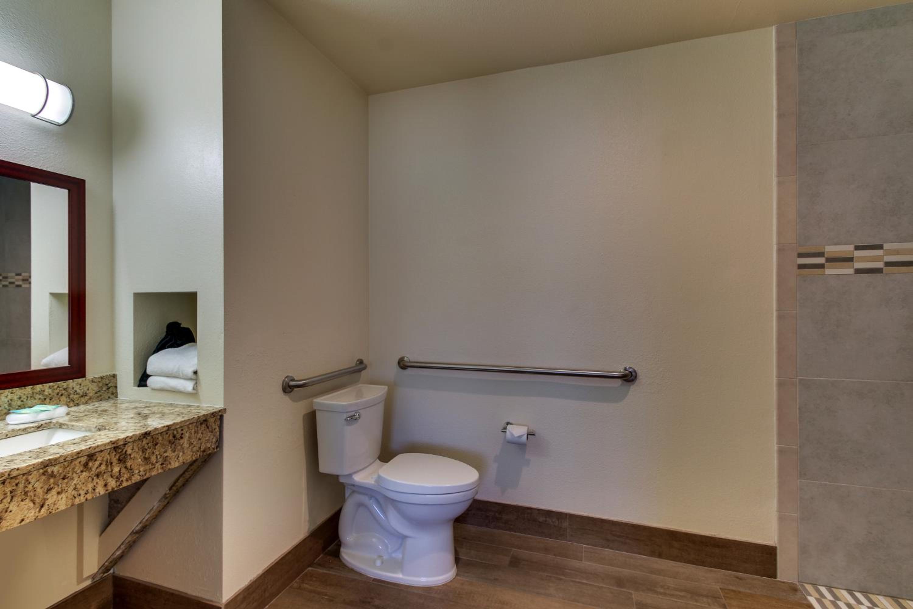 Queen Room- Accessible Non-Smoking photo 2