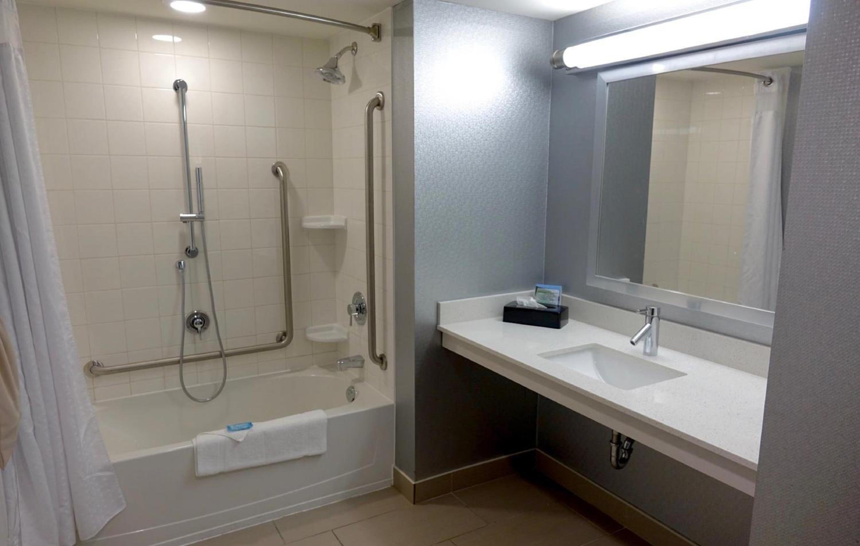 Queen Room with Two Queen Beds - Mobility Access Tub/Non-Smoking photo 2