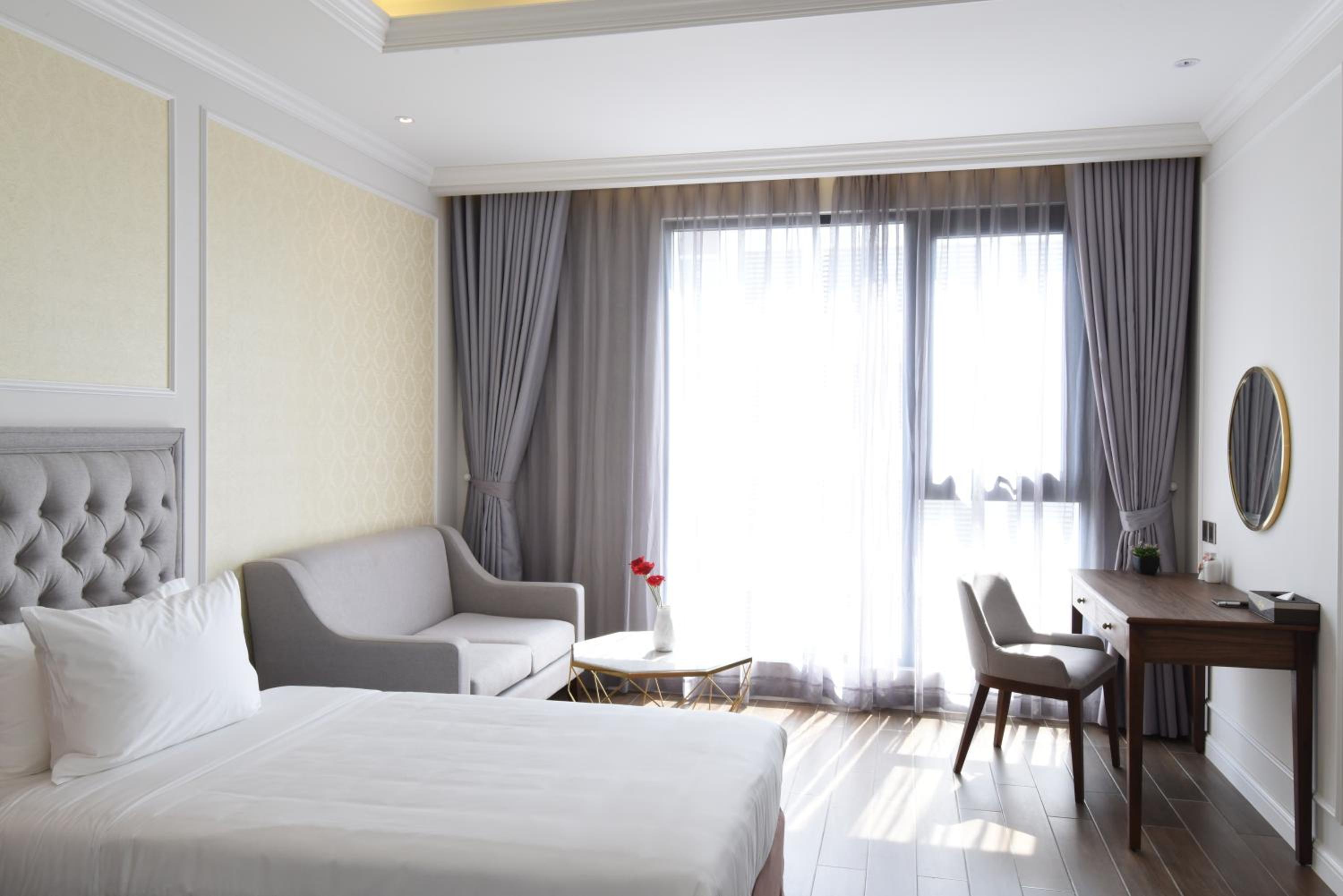 Superior Twin Room with City View - Photo 5