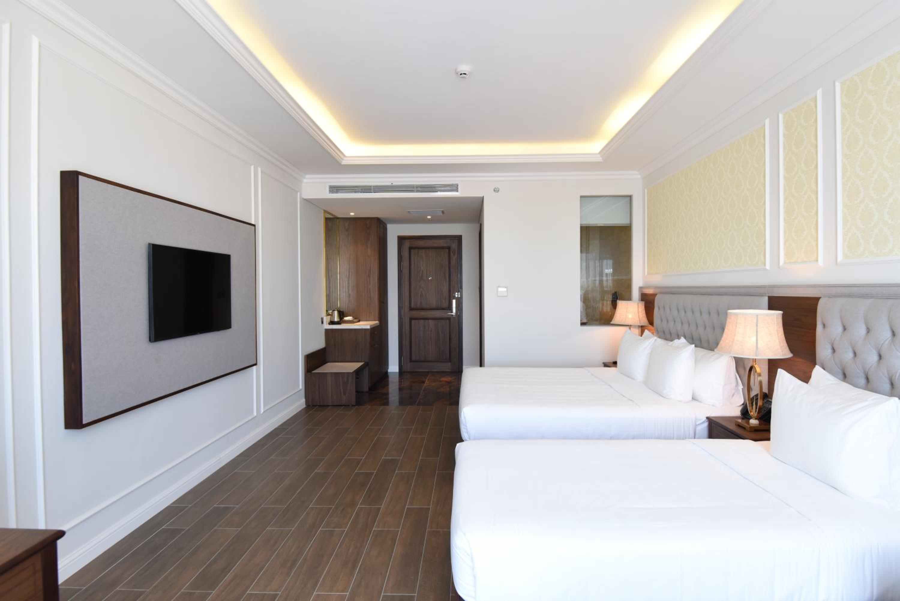 Deluxe Family Room with City View photo 3