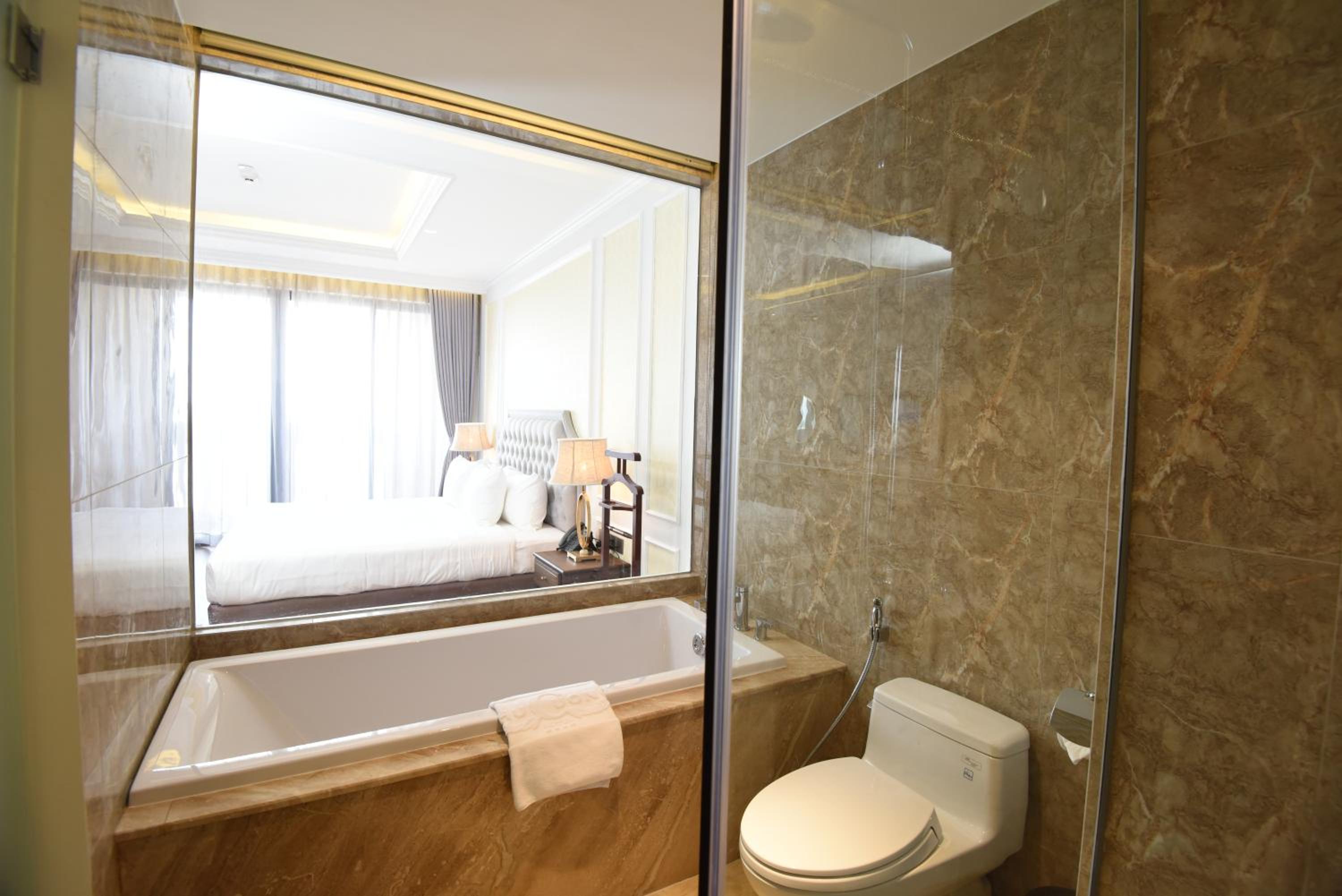 Queen Room with Balcony photo 2