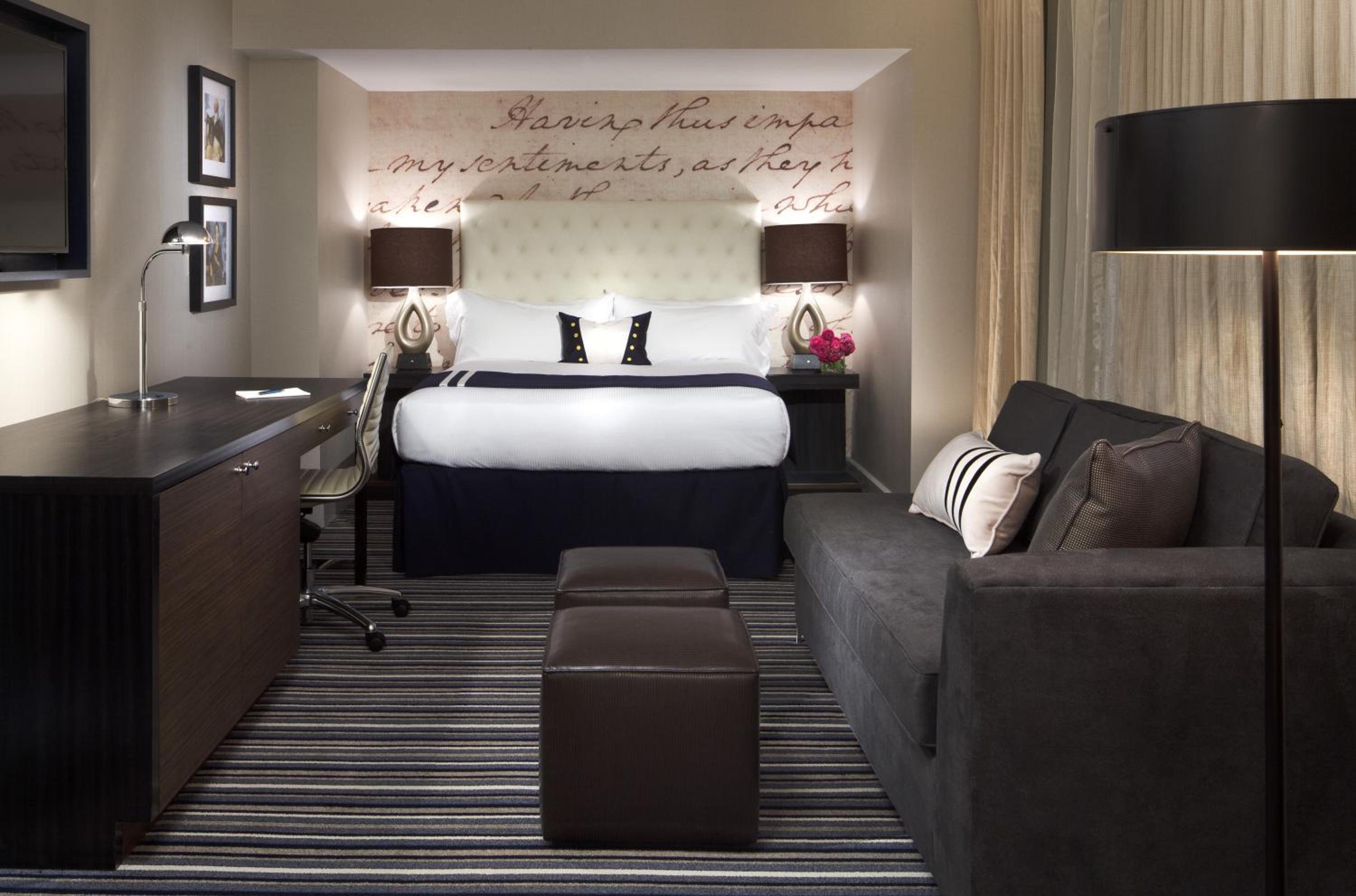 Premium King Room with Sofa Bed - Photo 2