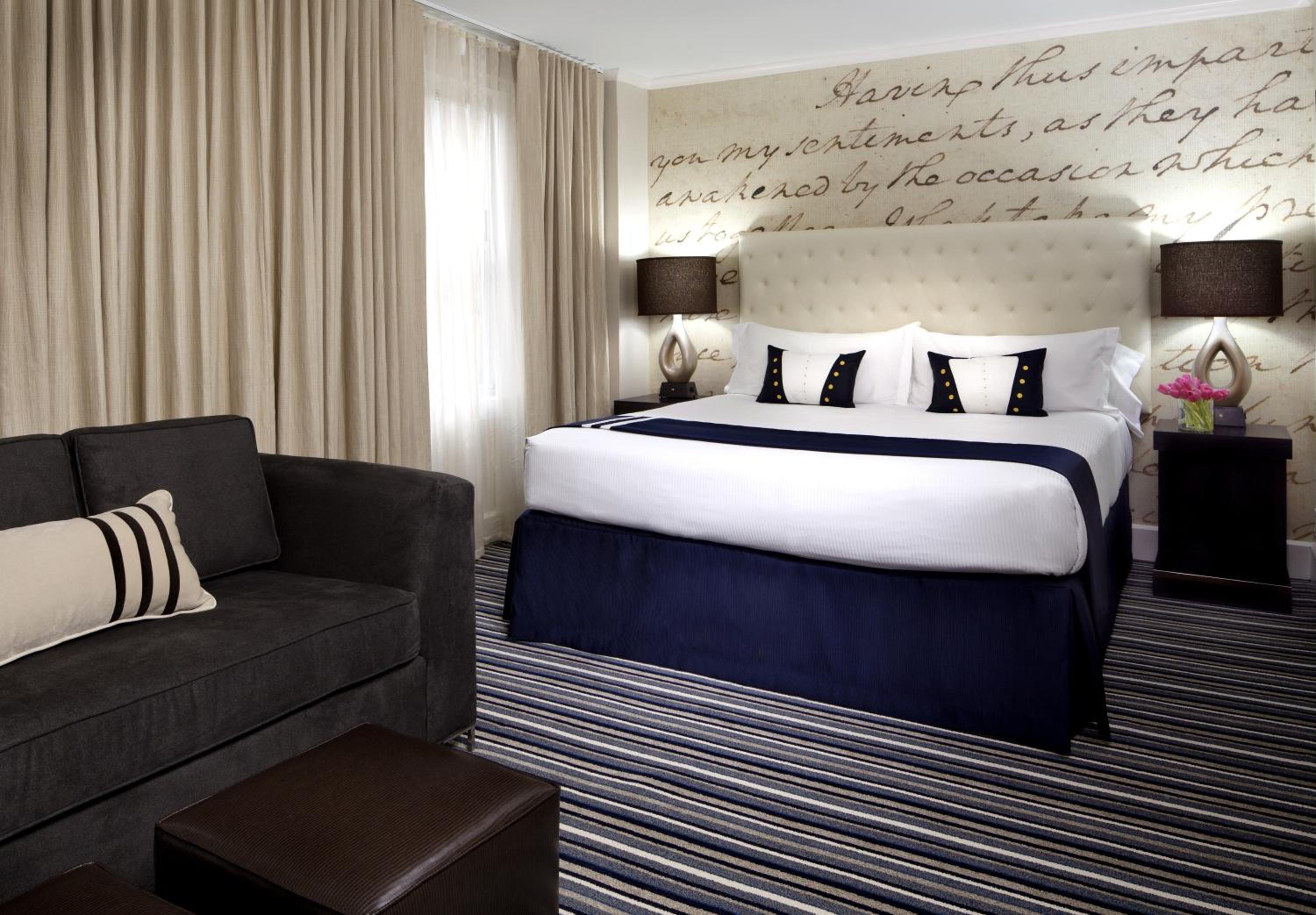 Premium King Room with Sofa Bed - Photo 5