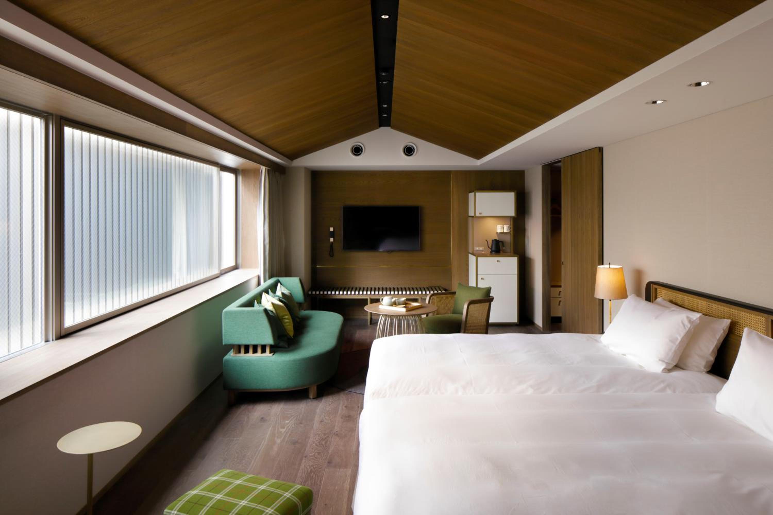 Deluxe Corner Twin Room with Lounge Access - Photo 16