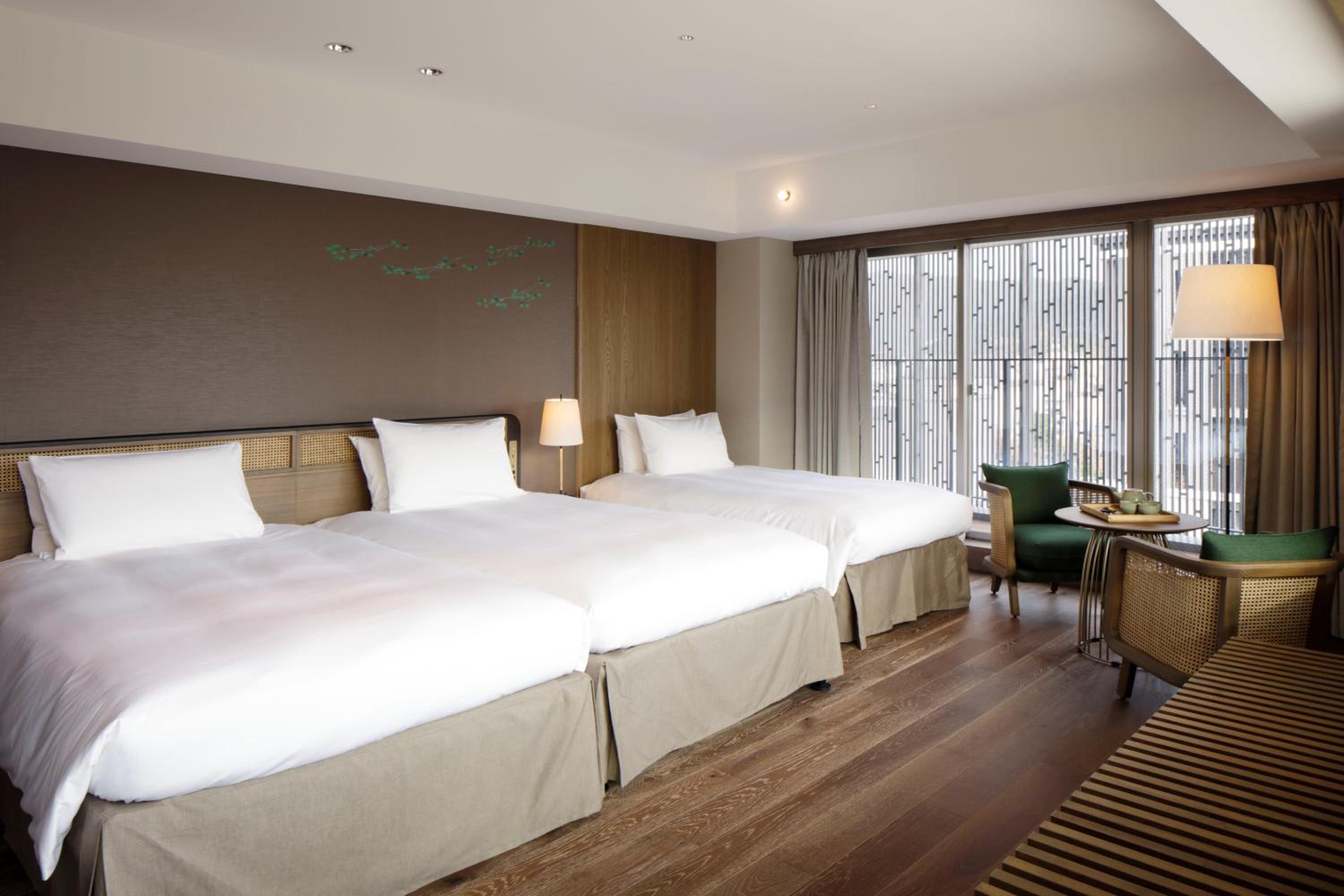 Deluxe Corner Twin Room with Lounge Access - 3 Adults photo 3