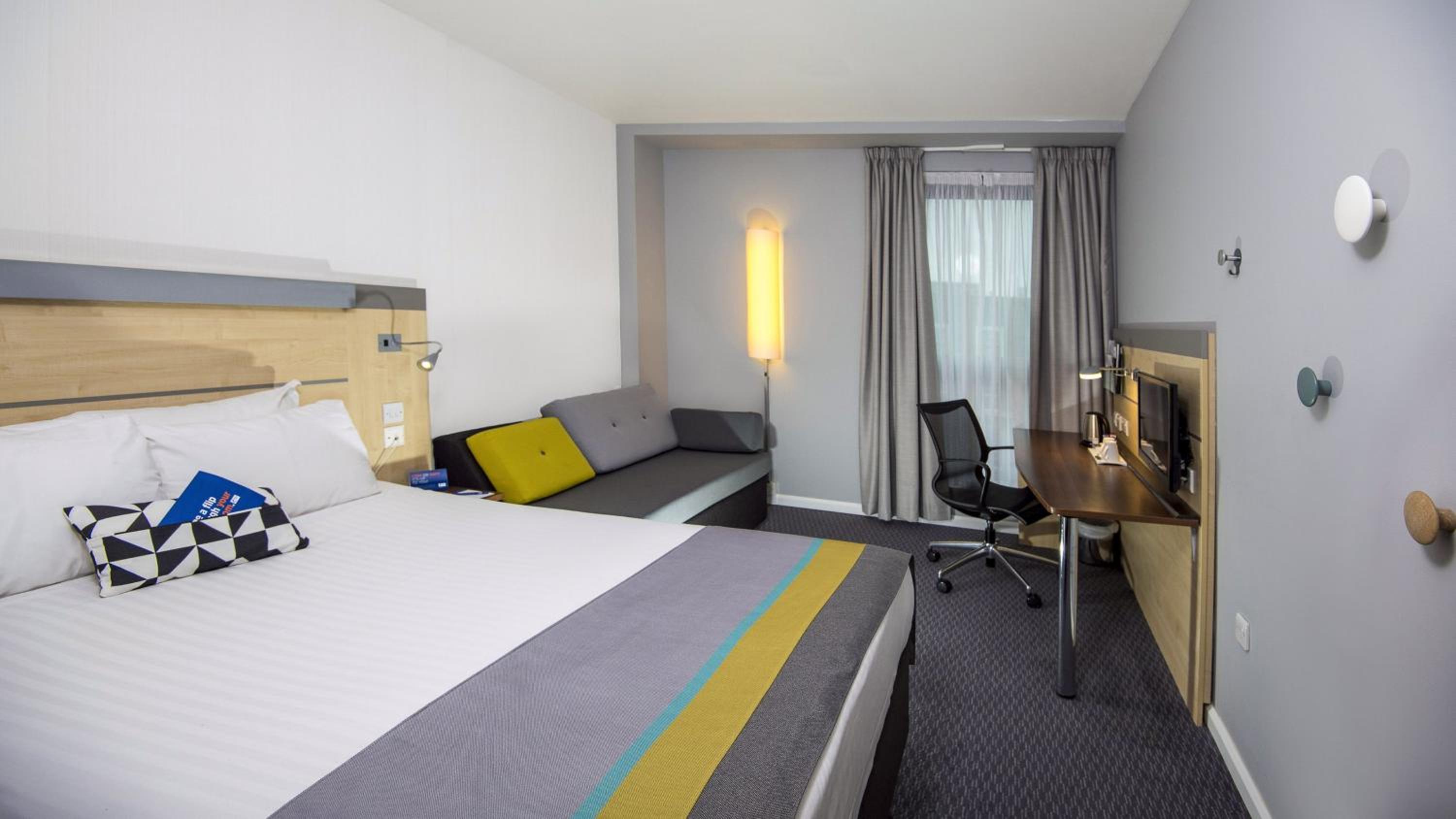 Standard Double Room with Free Hot Breakfast - Photo 4