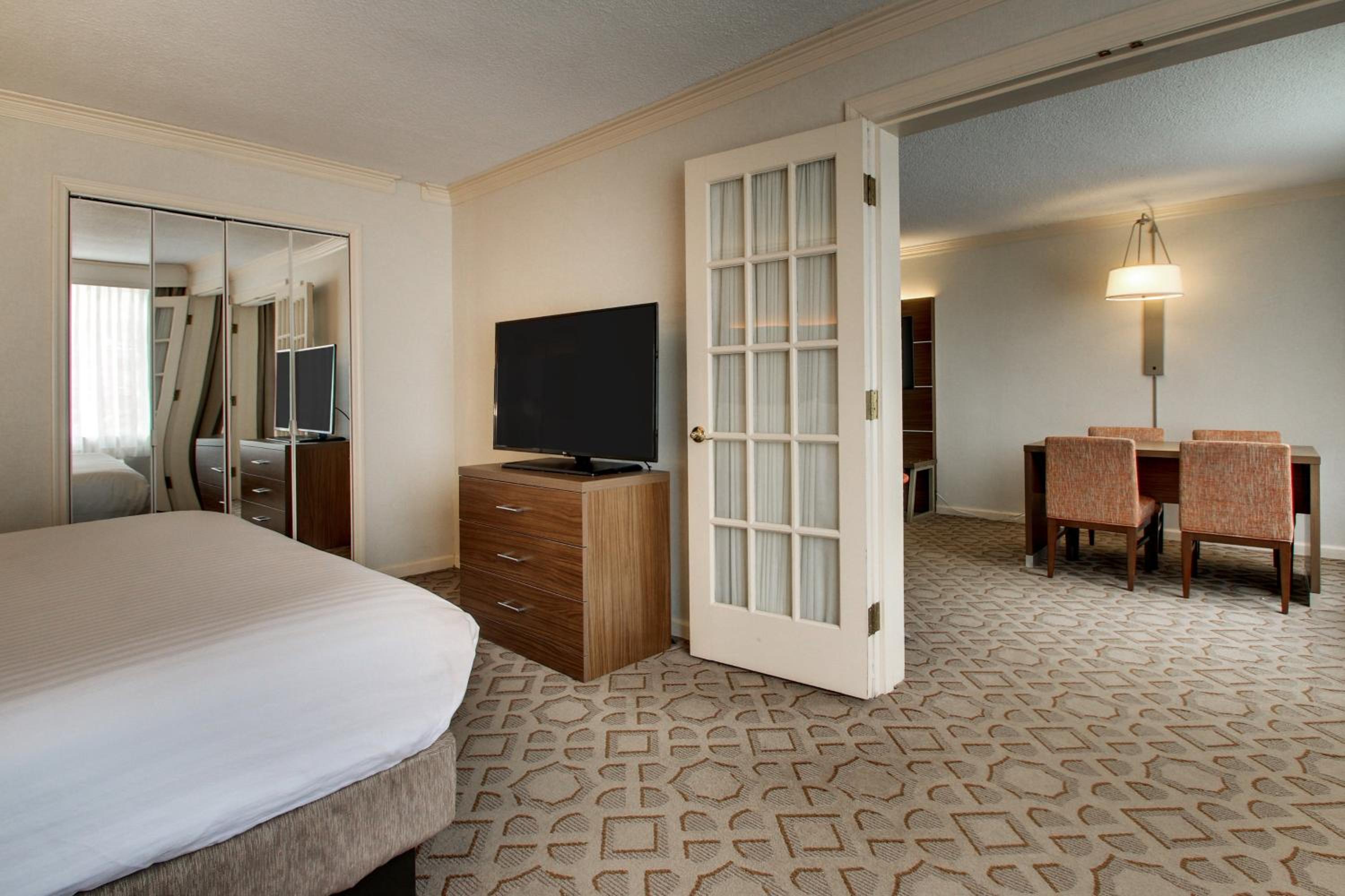 One-Bedroom Suite - Photo 3