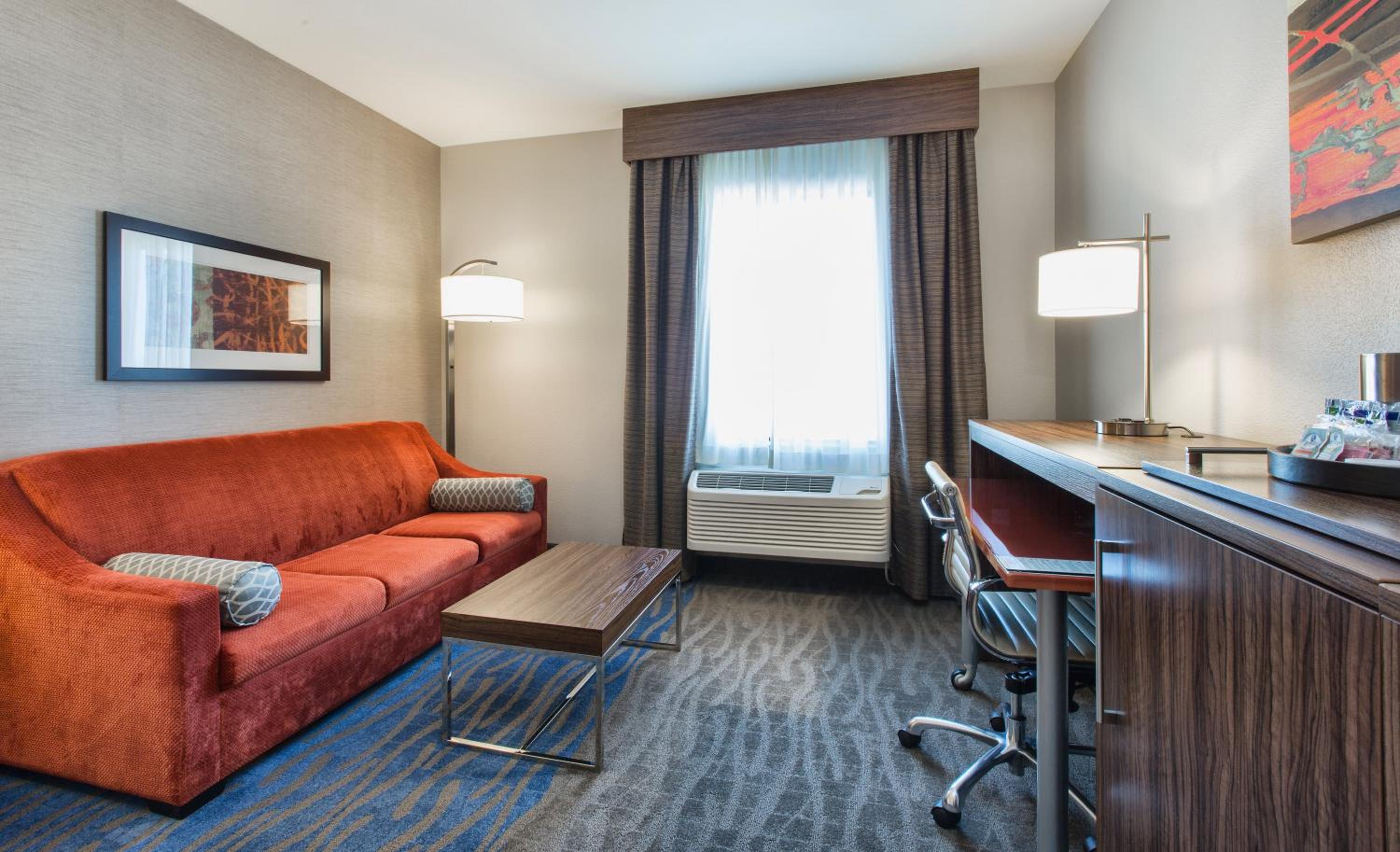Standard King Room with Sofa Bed - Non-Smoking - Photo 2