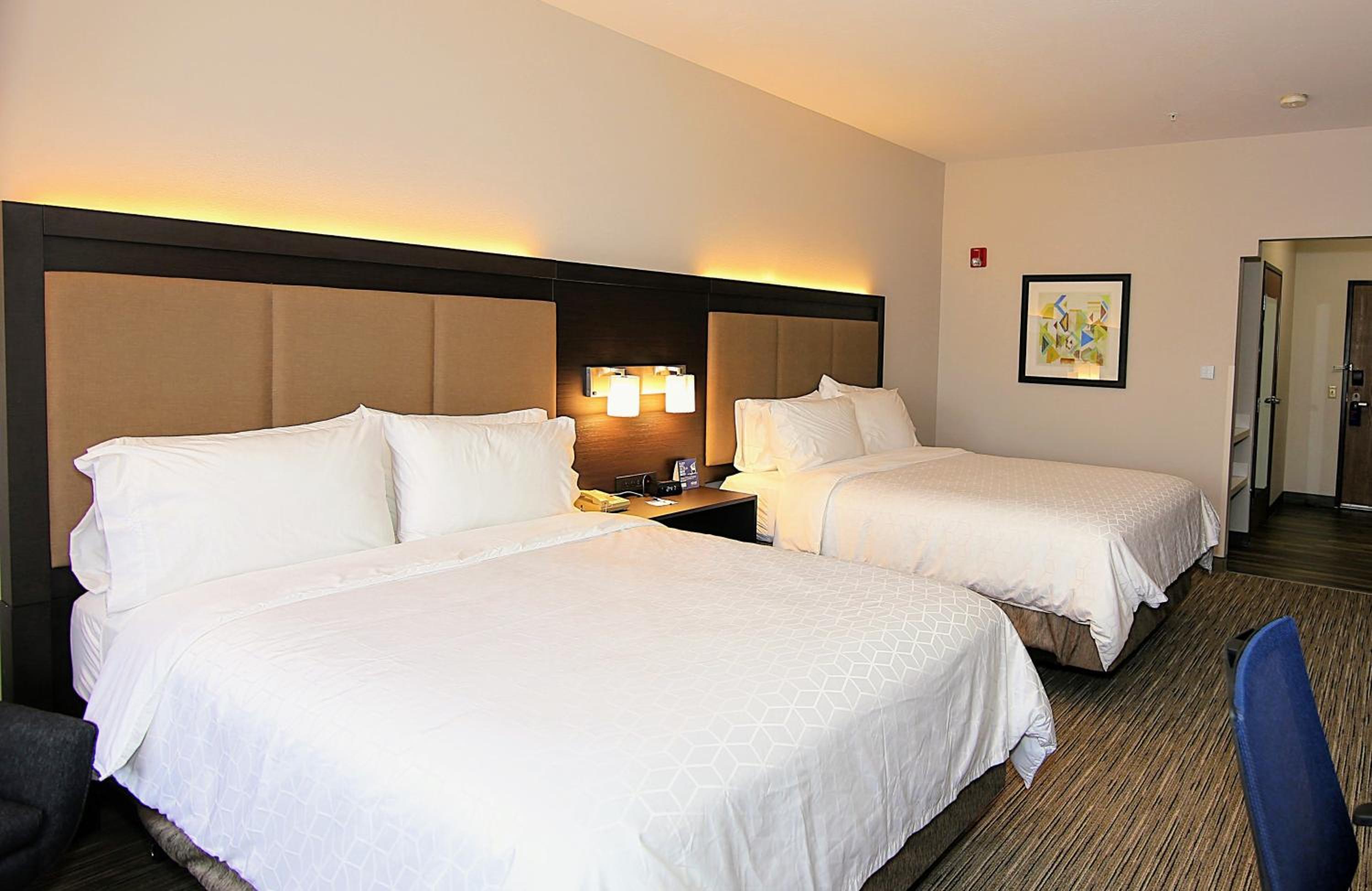 Standard Queen Room with Two Queen Beds - Photo 7