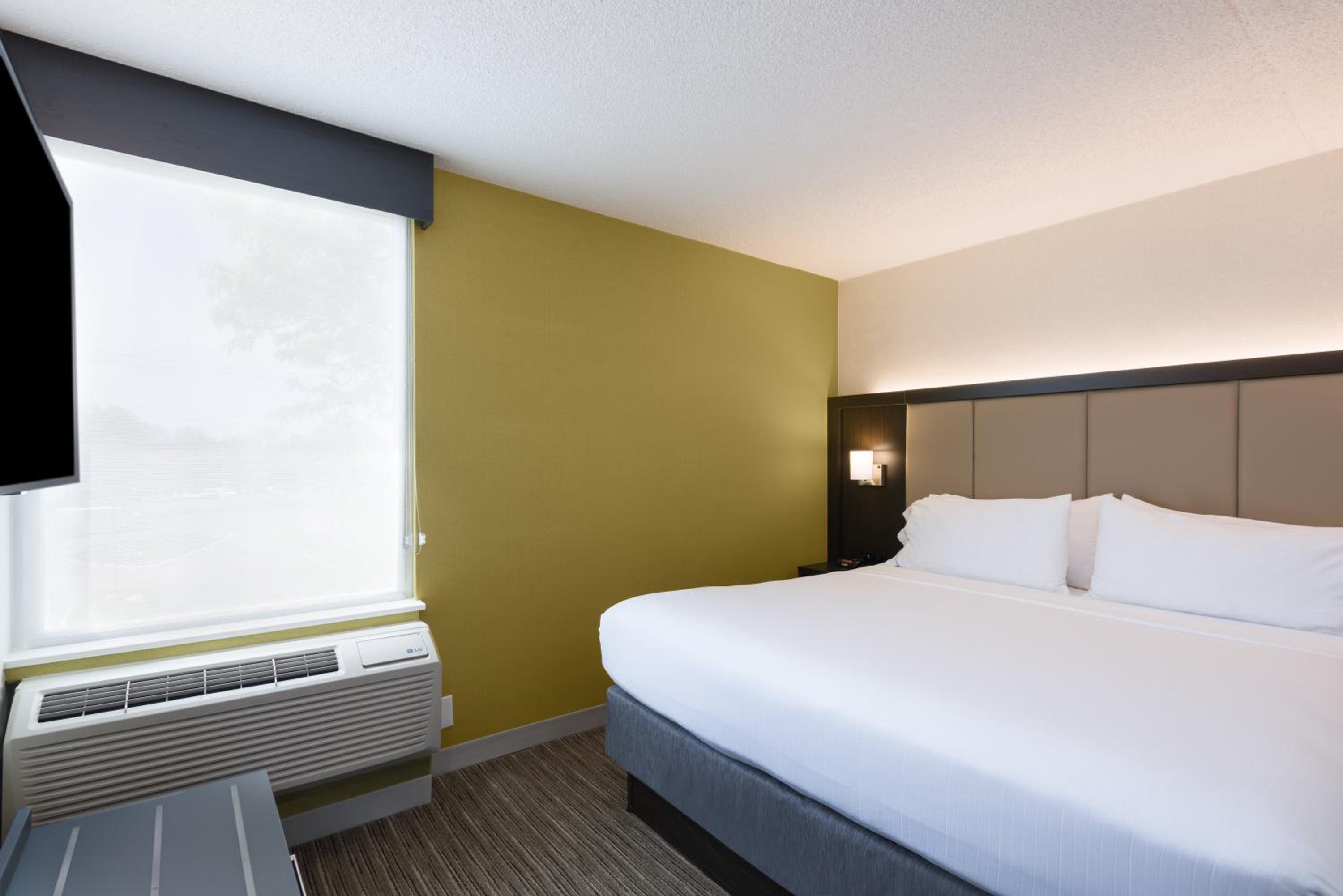 One-Bedroom King Suite - Photo 3
