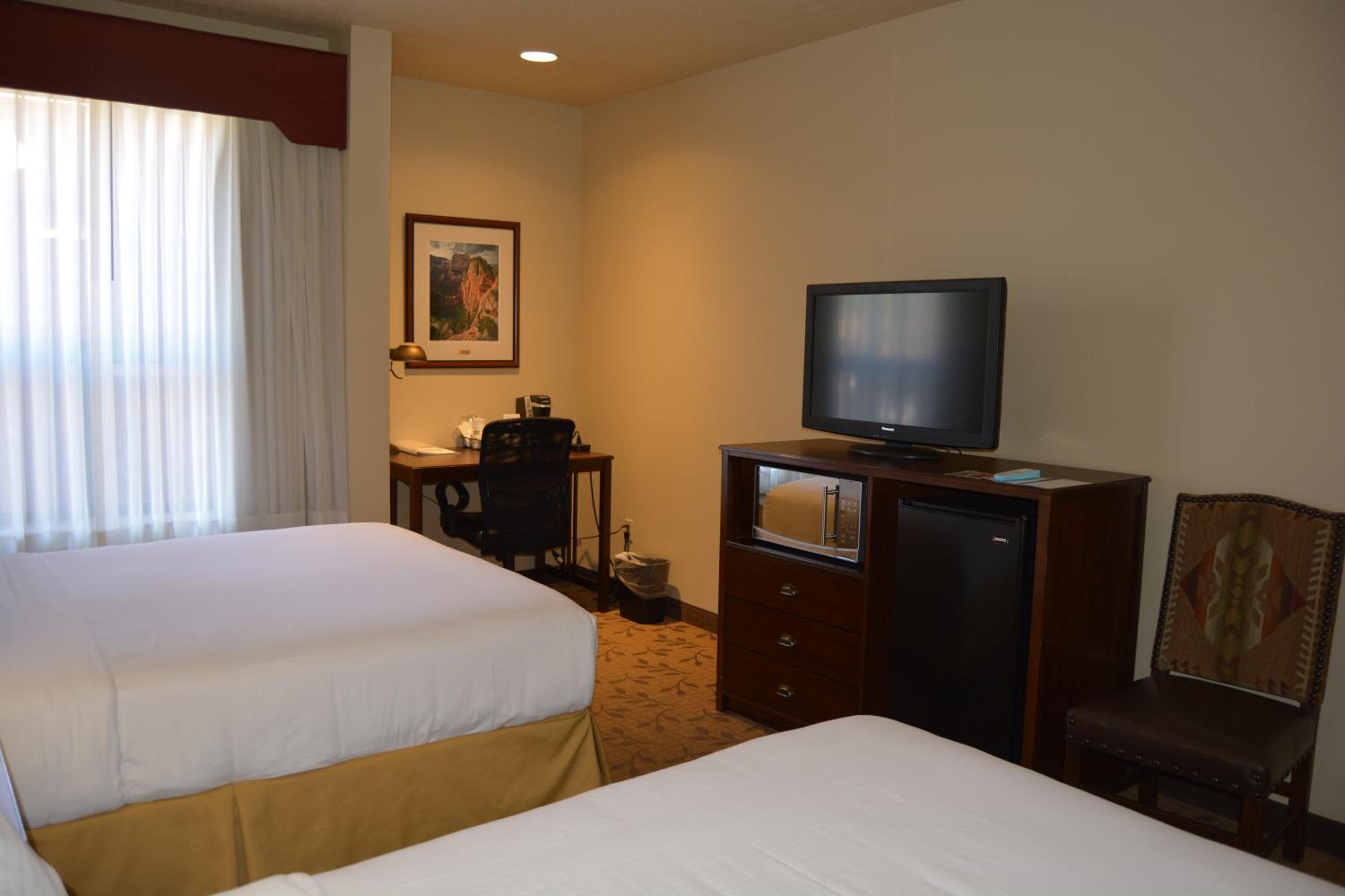 Standard Room With Two Queen Beds - Photo 1