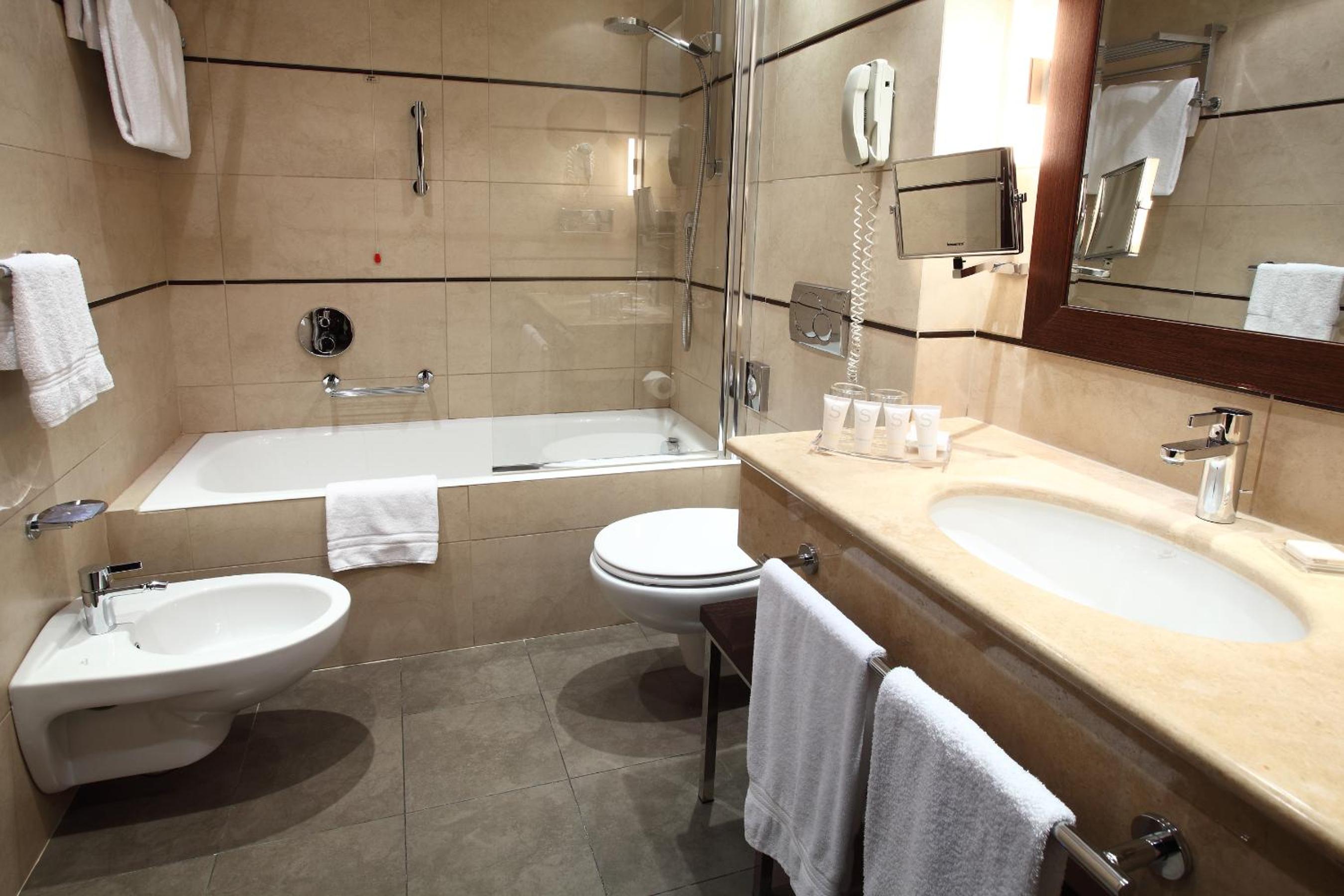 Superior Double or Twin Room thumbnail 5