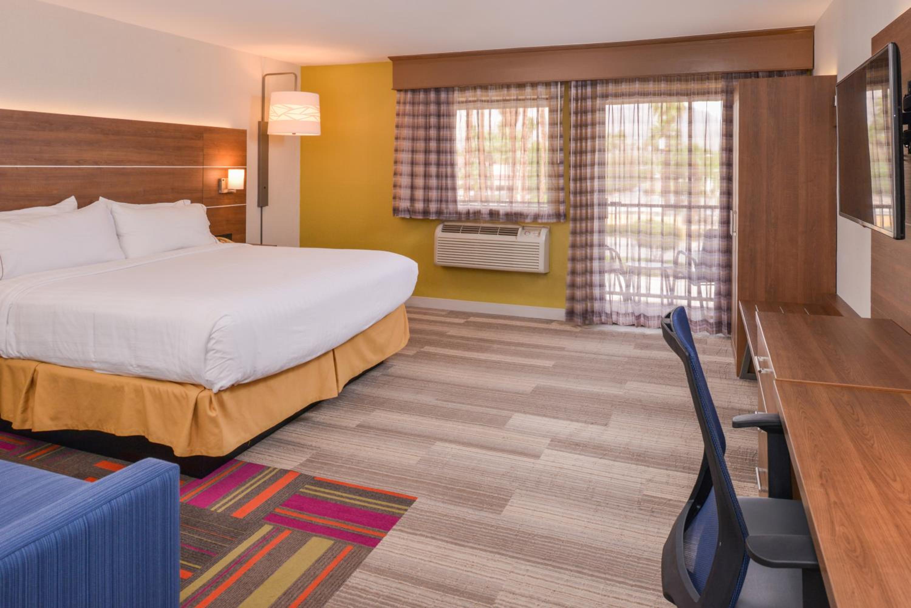 Premium King Room with Balcony - Photo 1