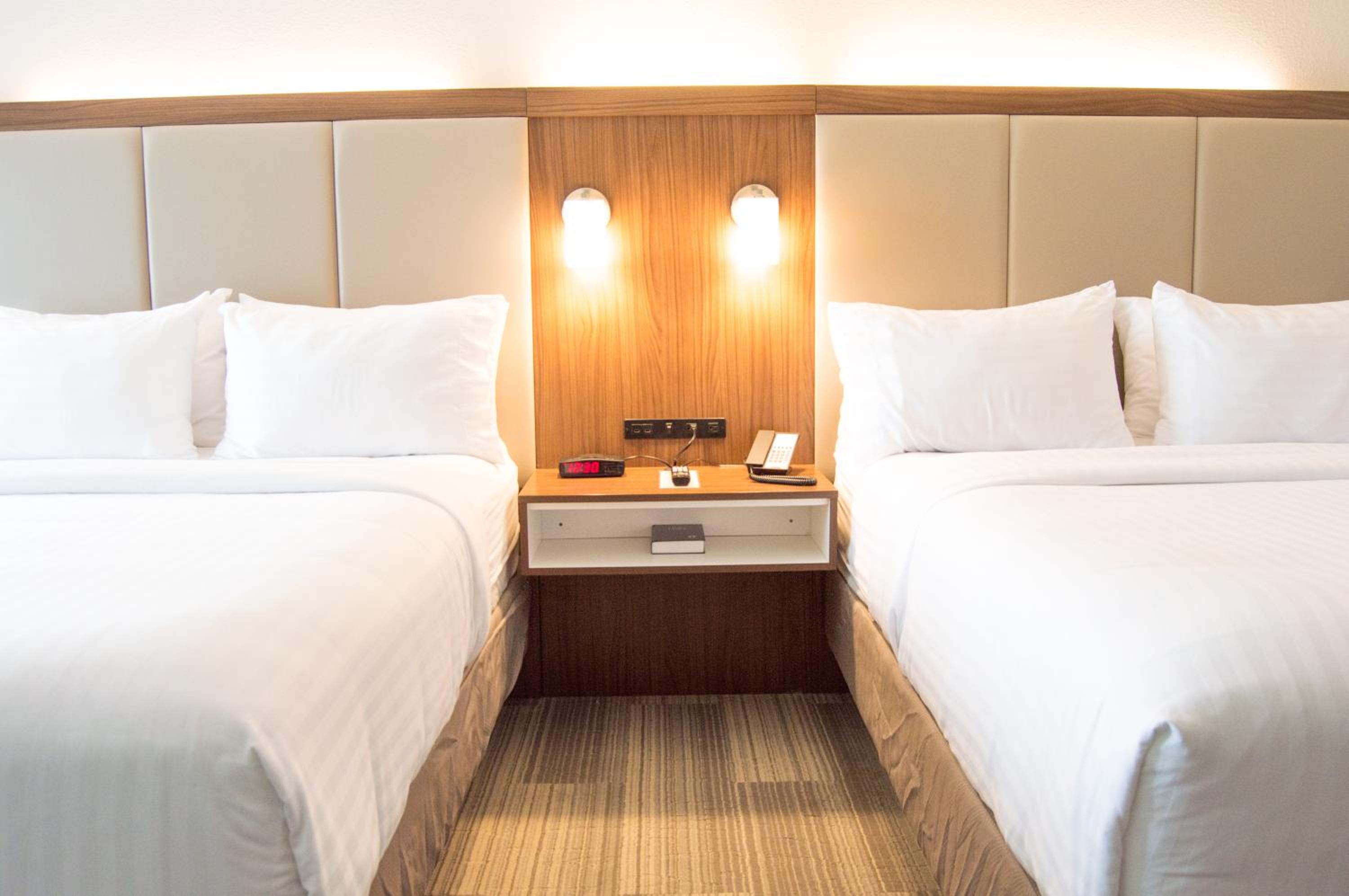 Standard Queen Room with Two Queen Beds and Roll-In Shower - Mobility Access